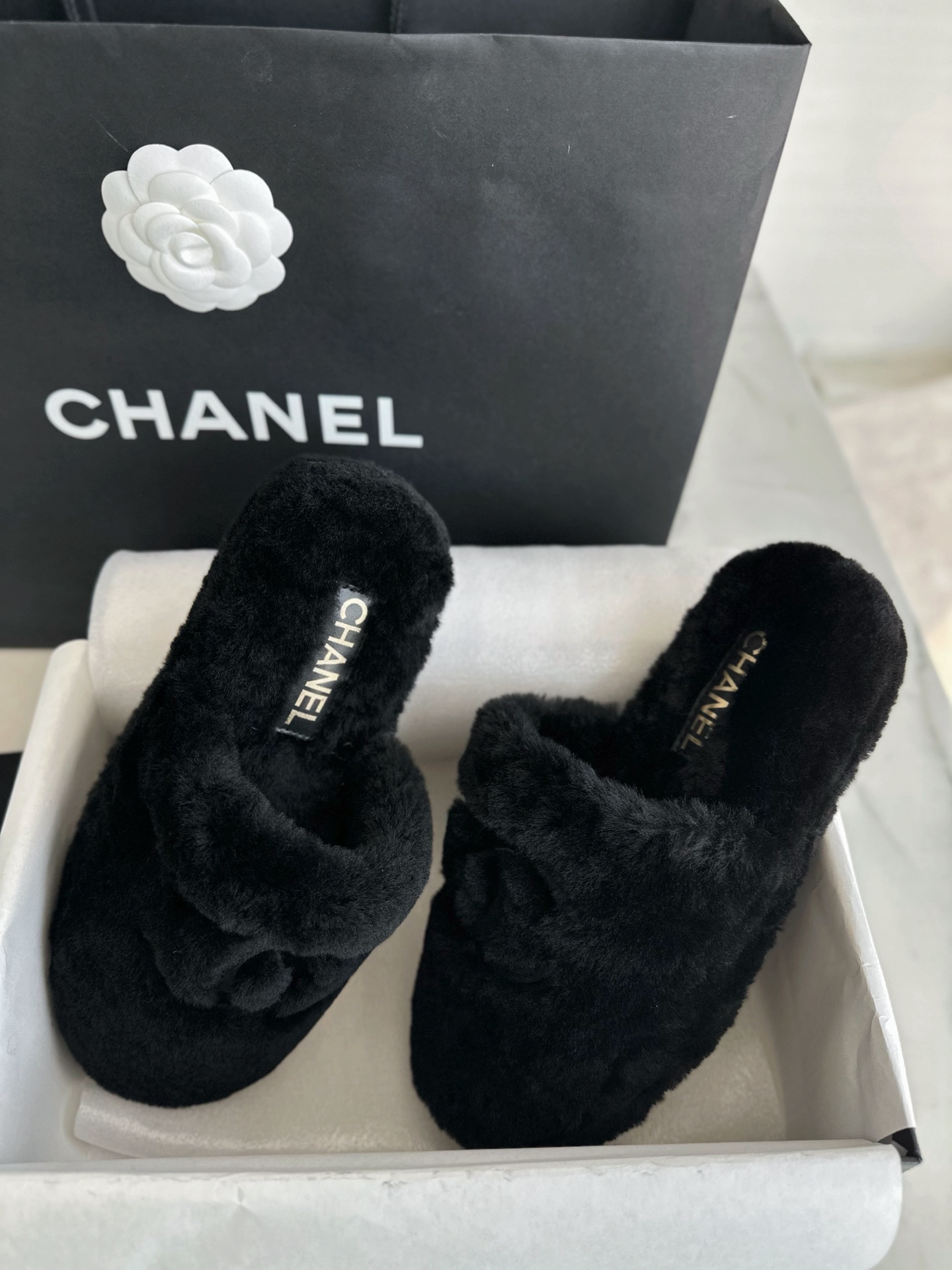 CHANEL Женские тапки из замши и шерсти