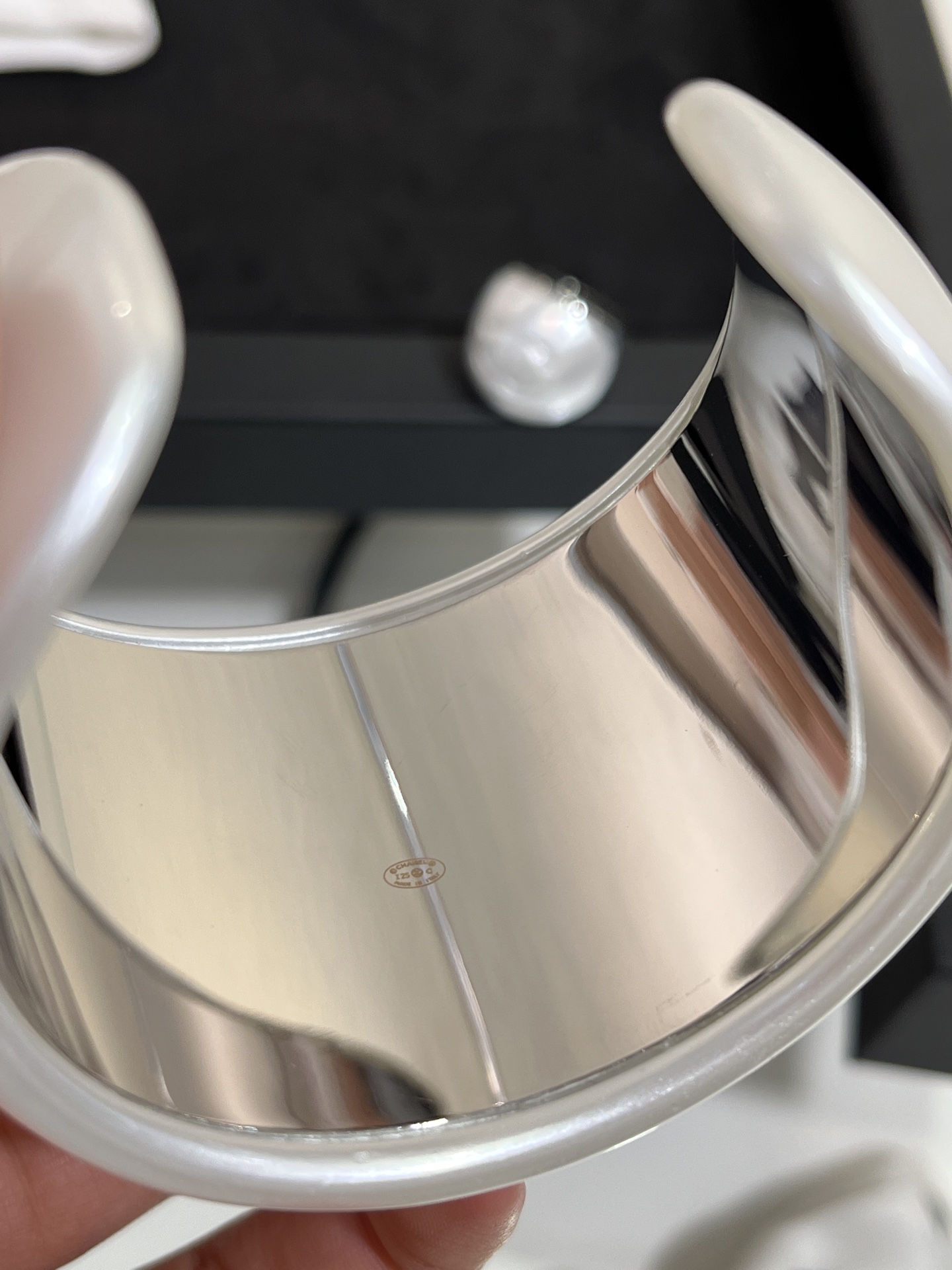 CHANEL Женский широкий браслет из жемчужно-белого акрила 25C CHANEL Женский широкий браслет из жемчужно-белого акрила 25C