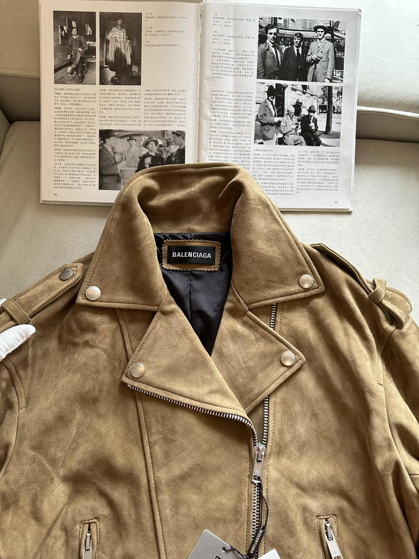 BALENCIAGA Женская куртка из замши BALENCIAGA Женская куртка из замши