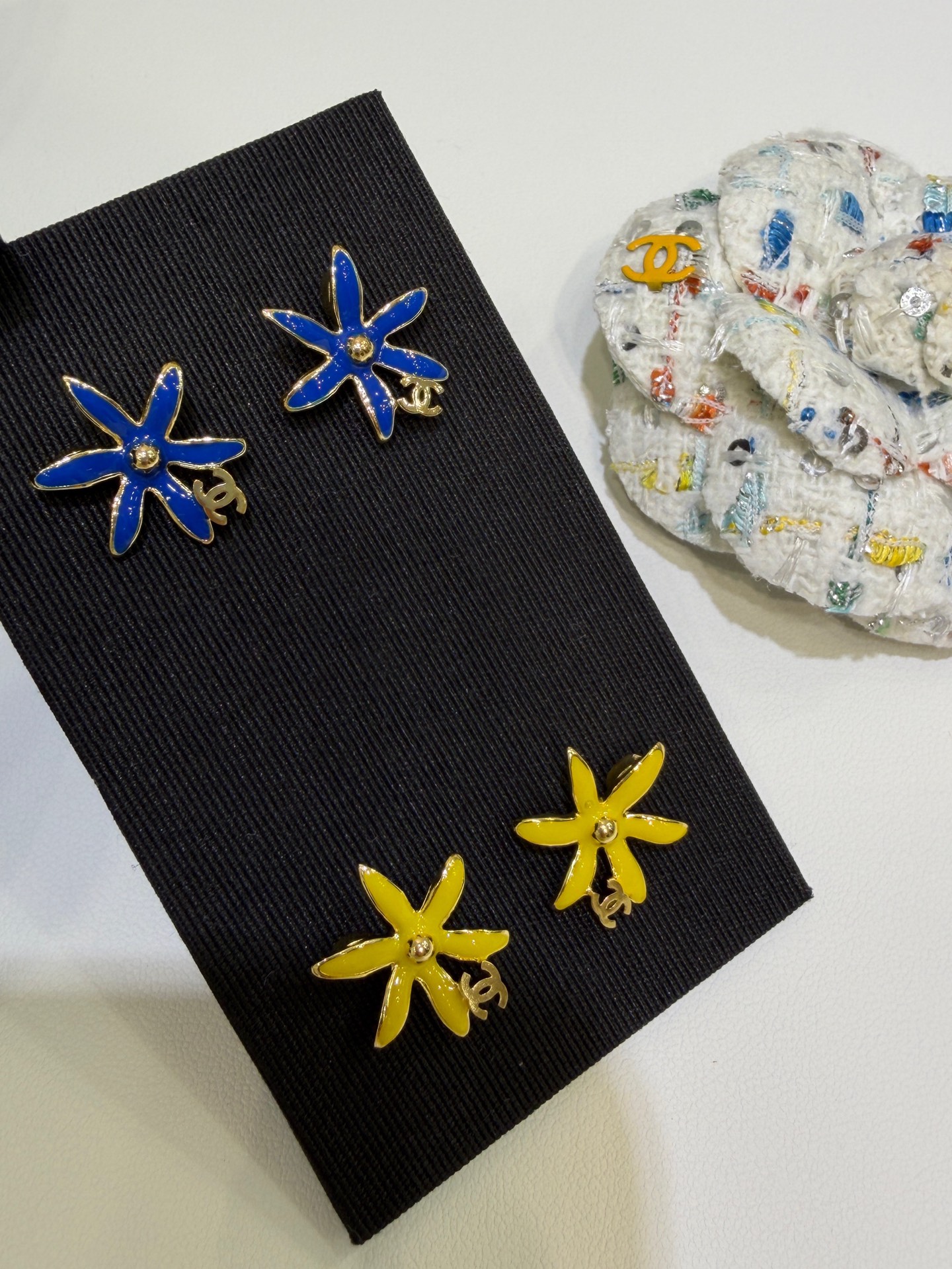 CHANEL Женские серьги-пуссеты с эмалью