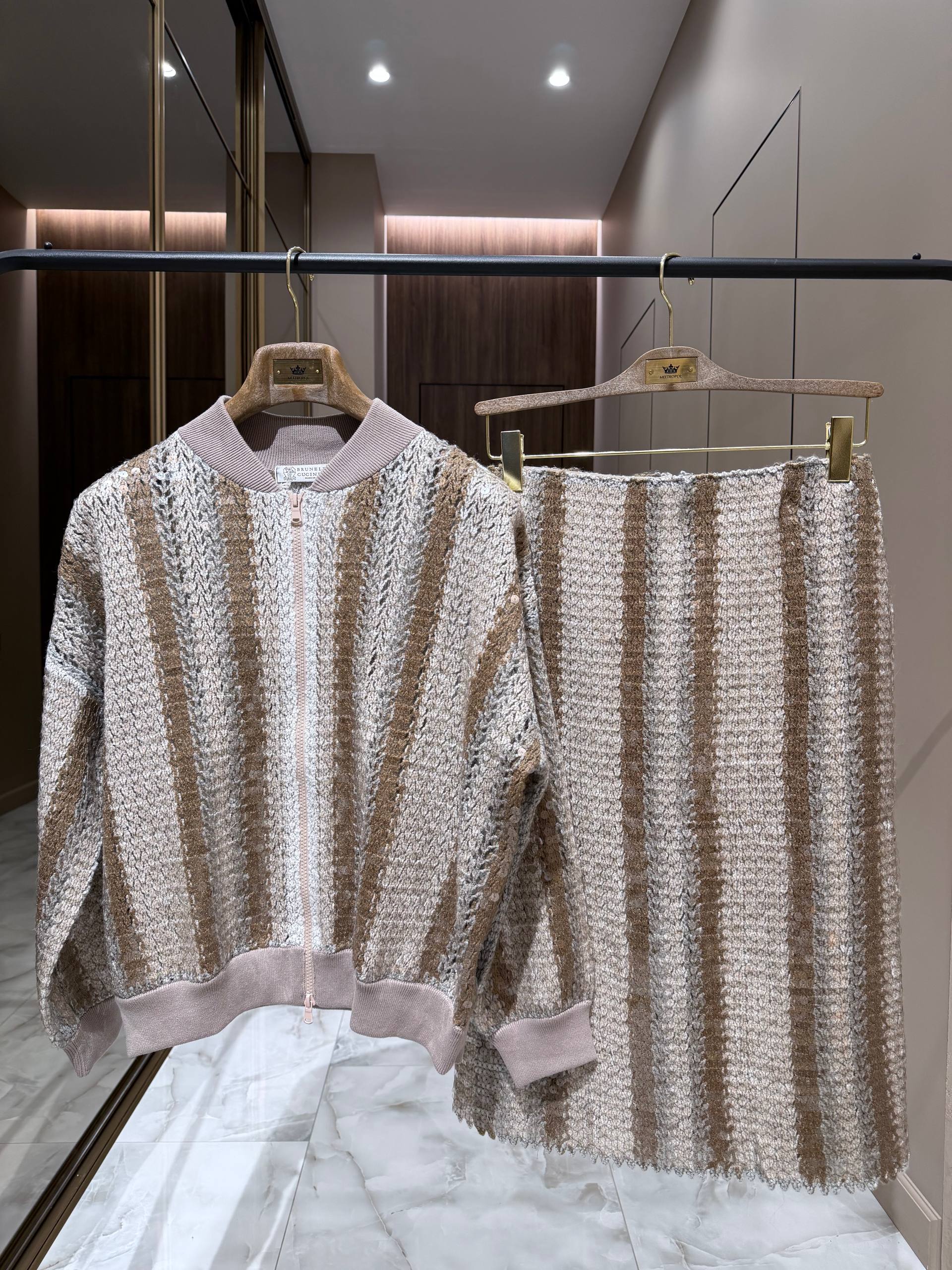 BRUNELLO CUCINELLI Женский костюм с пайетками BRUNELLO CUCINELLI Женский костюм с пайетками