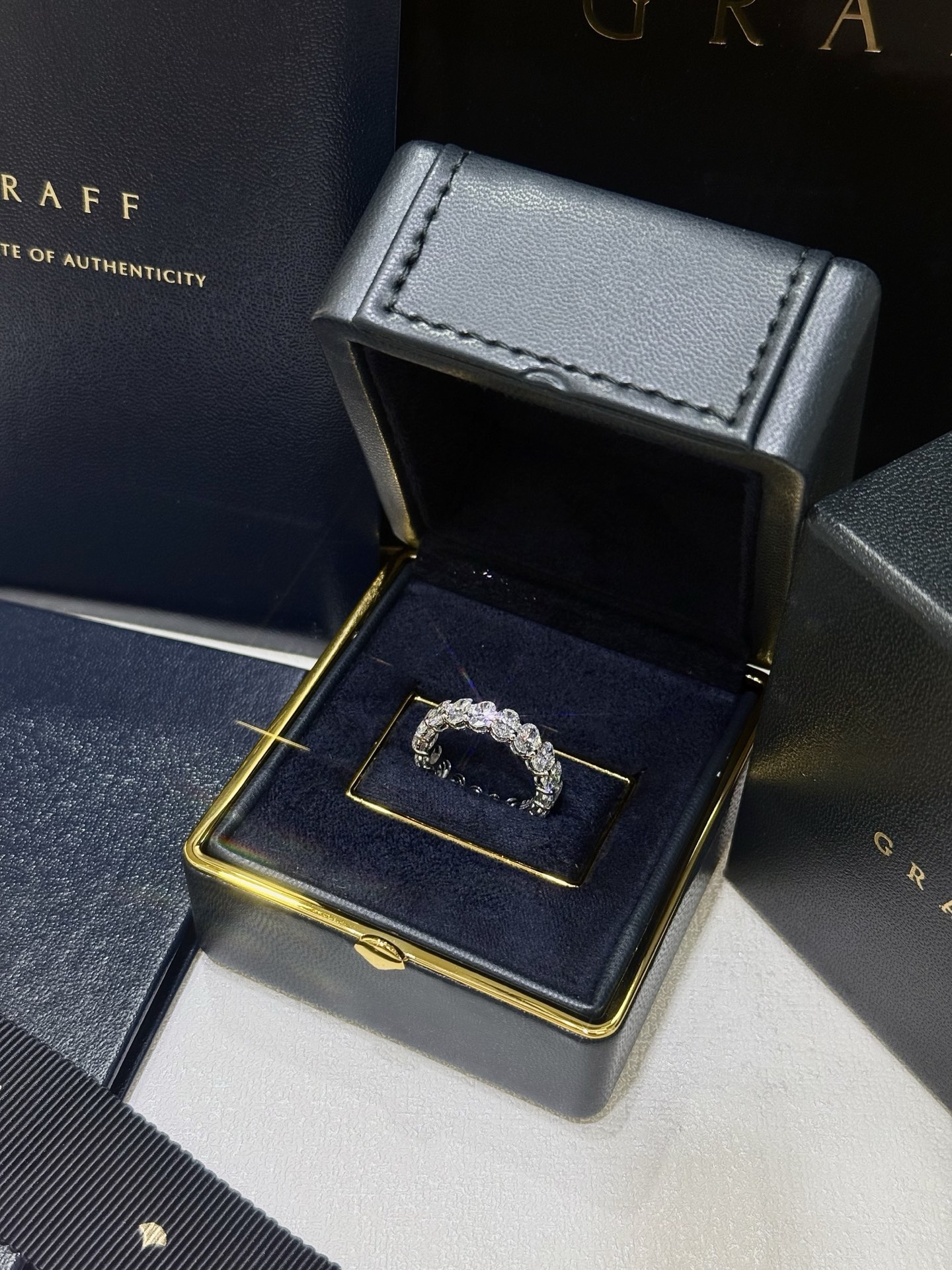 GRAFF Кольцо из белого золота с бриллиантами GRAFF Кольцо из белого золота с бриллиантами