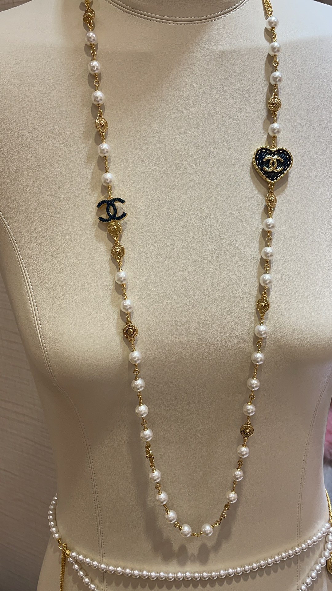 CHANEL Женское колье с сердцем CHANEL Женское колье с сердцем