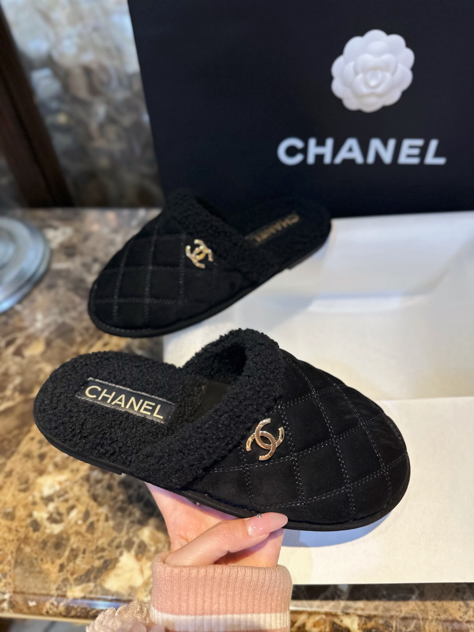 CHANEL Женские тапки из замши и шерсти ягненка