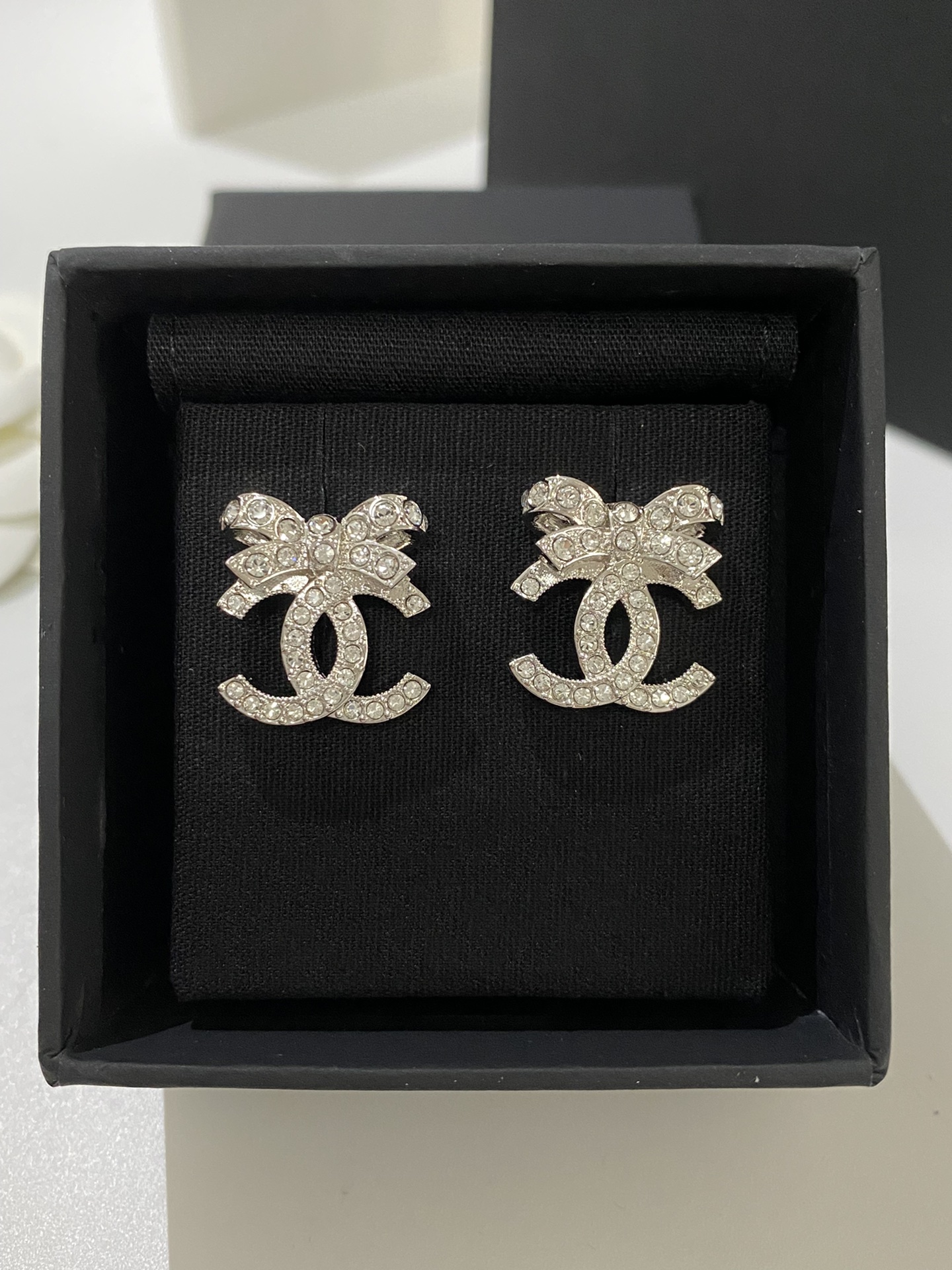 CHANEL Женские серьги с бантом CHANEL Женские серьги с бантом