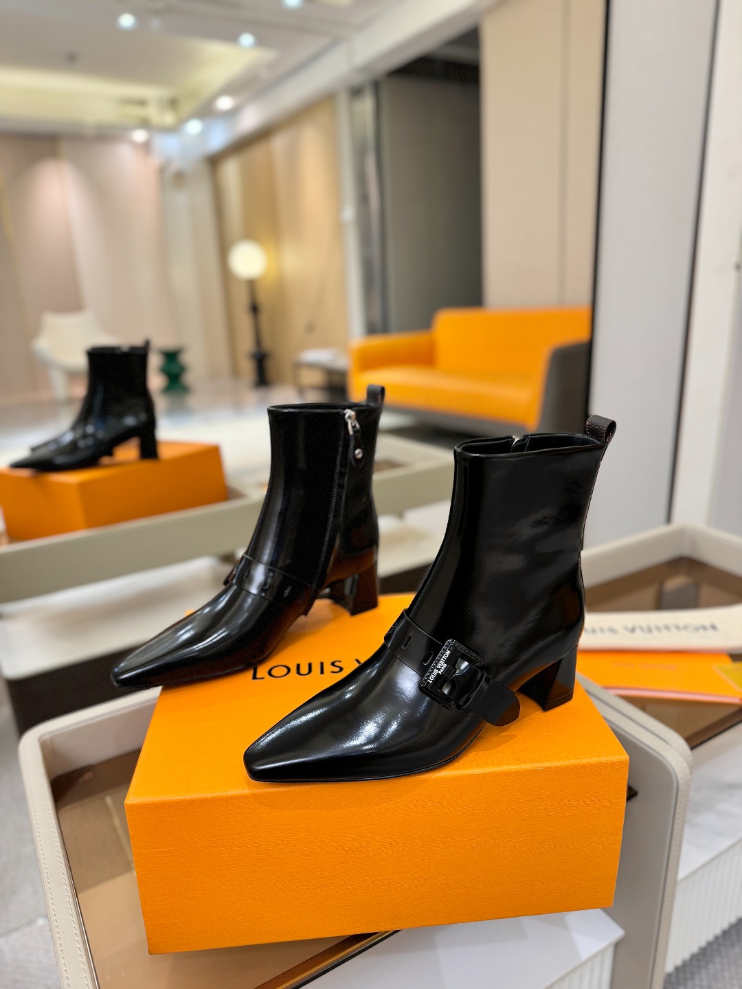 LOUIS VUITTON Женские ботильоны с острым мысом