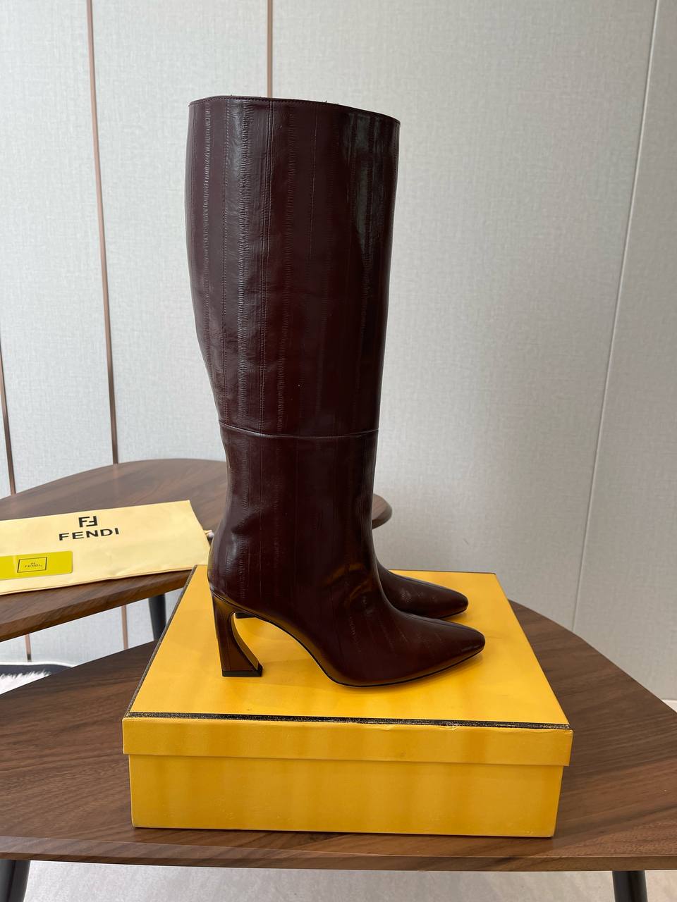 FENDI Женские сапоги из коровьей кожи FENDI Женские сапоги из коровьей кожи