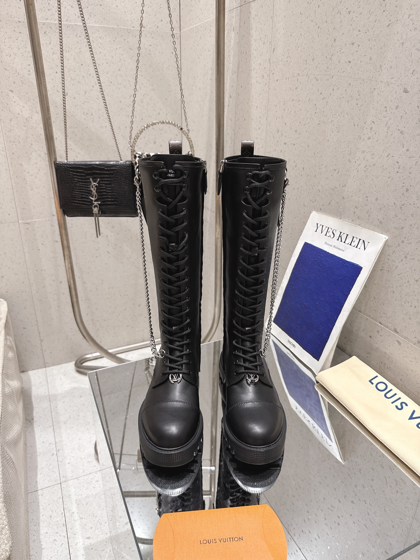 LOUIS VUITTON Женские сапоги из телячьей кожи на шнуровке