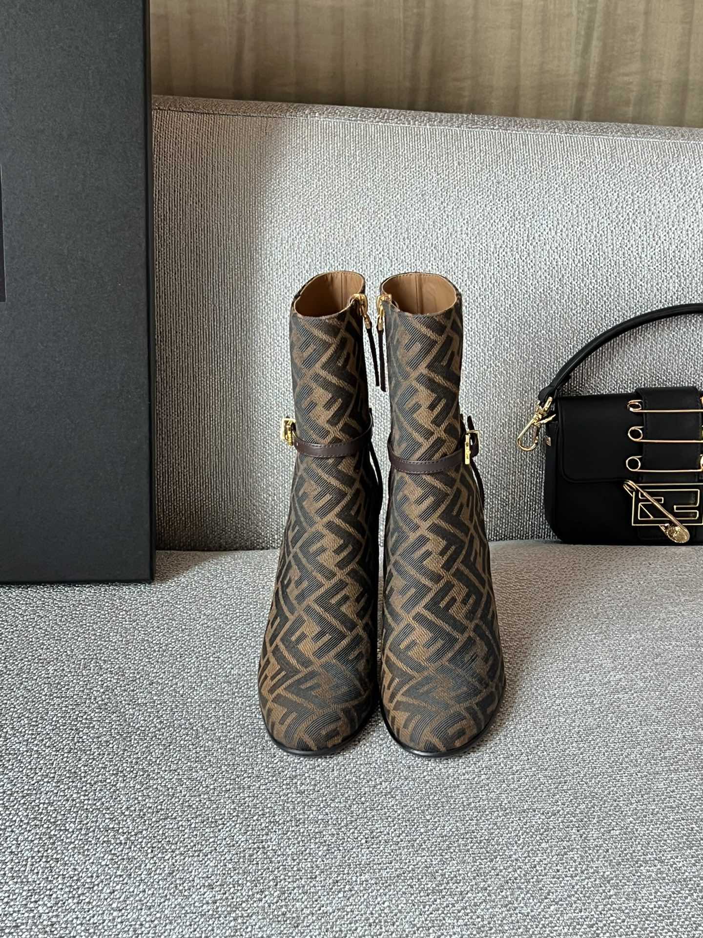 FENDI Женские ботильоны Delfina из жаккарда FENDI Женские ботильоны Delfina из жаккарда