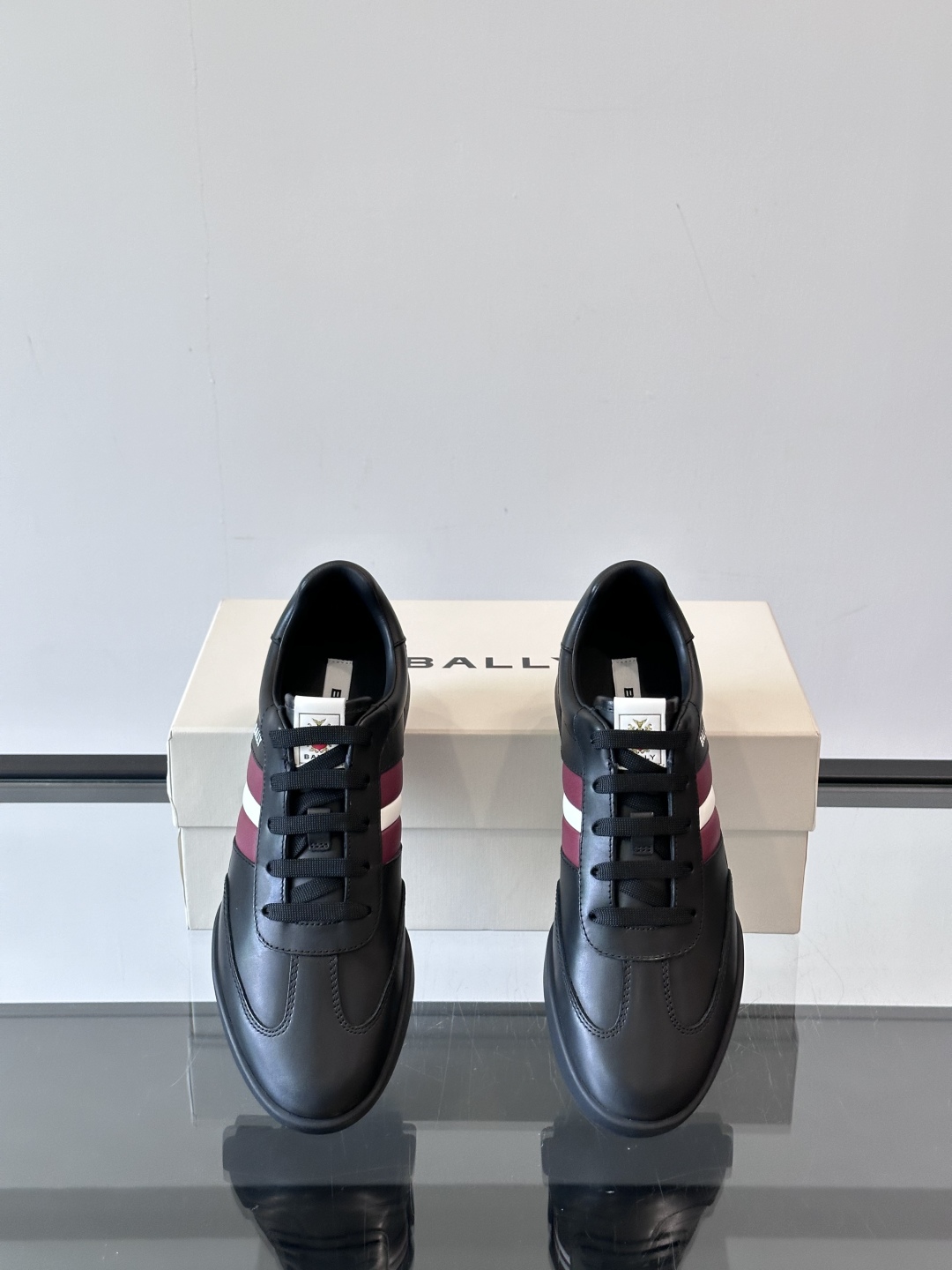 BALLY Мужские кроссовки телячья кожа с полосками бордового цвета