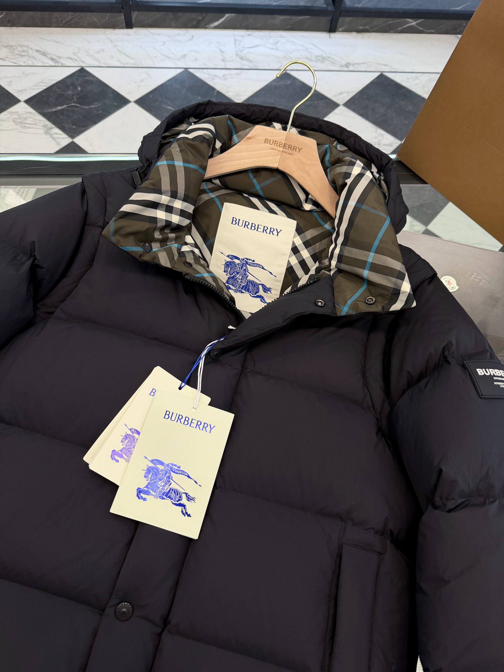 BURBERRY Мужской пуховик с капюшоном и фирменной клеткой BURBERRY Мужской пуховик с капюшоном и фирменной клеткой