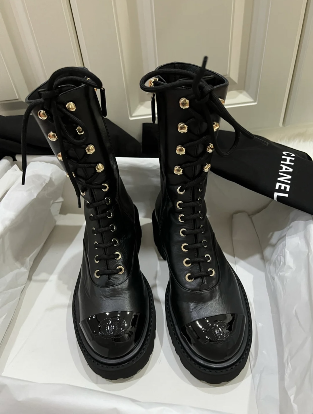 CHANEL Женские лакированные ботинки на шнуровке 23b CHANEL Женские лакированные ботинки на шнуровке 23b