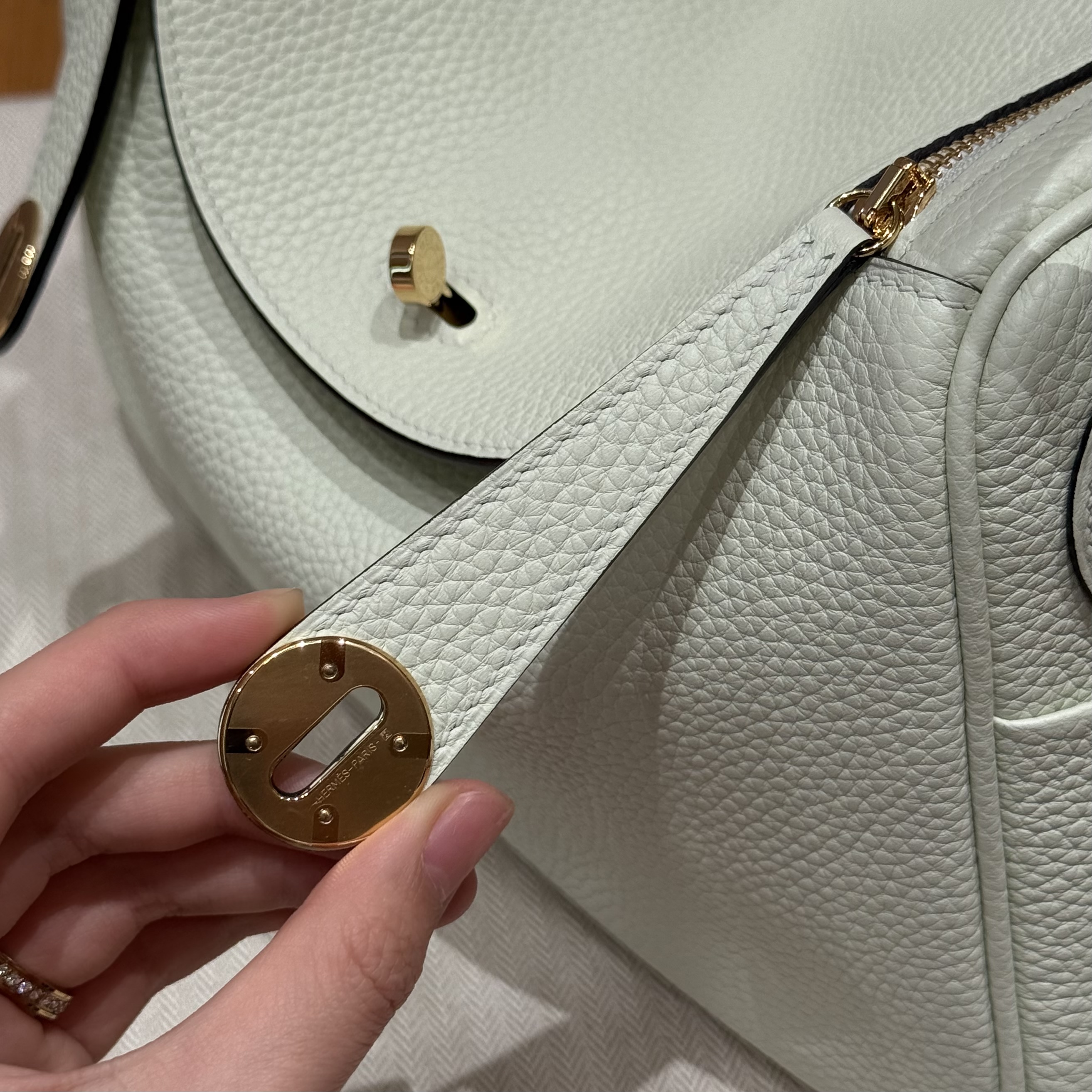 HERMES Женская сумка Lindy 26 см 0S Clemence HERMES Женская сумка Lindy 26 см 0S Clemence