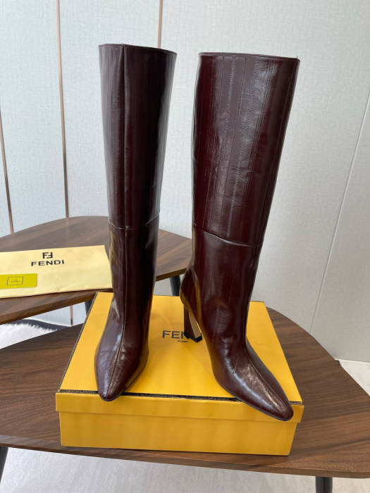 FENDI Женские сапоги из коровьей кожи