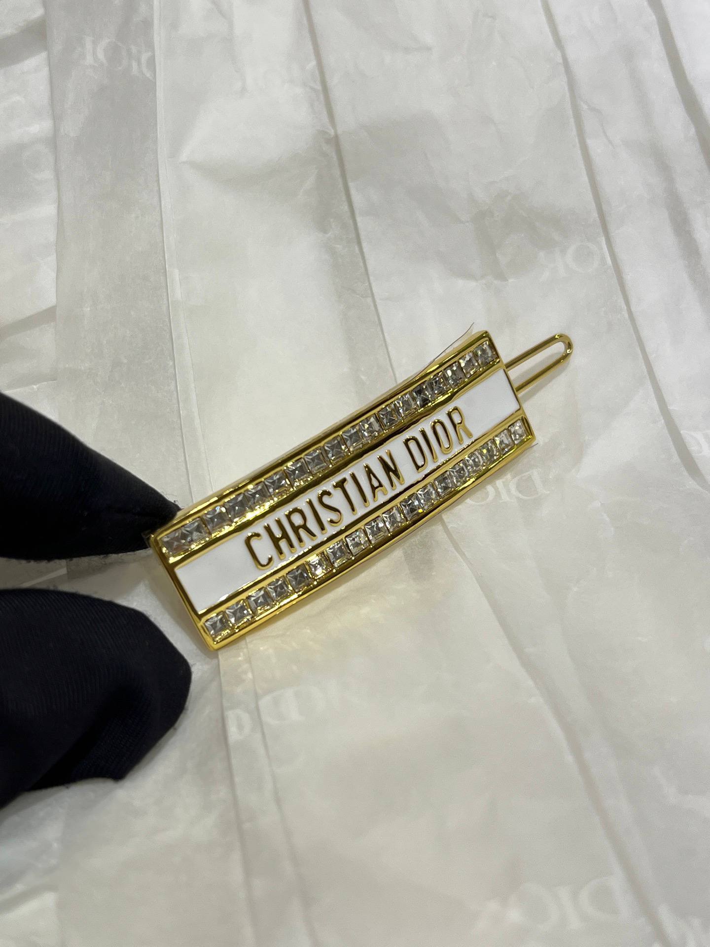 CHRISTIAN DIOR Женская заколка для волос с белой эмалью CHRISTIAN DIOR Женская заколка для волос с белой эмалью