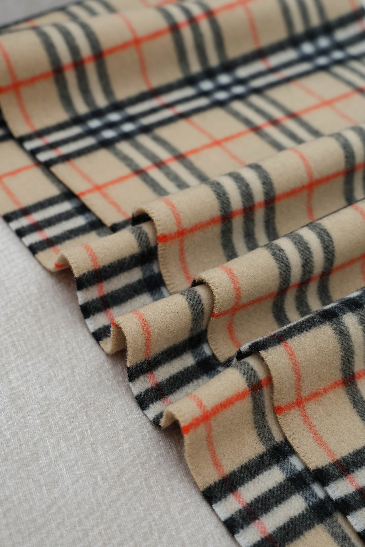 BURBERRY Женский шарф из кашемира BURBERRY Женский шарф из кашемира