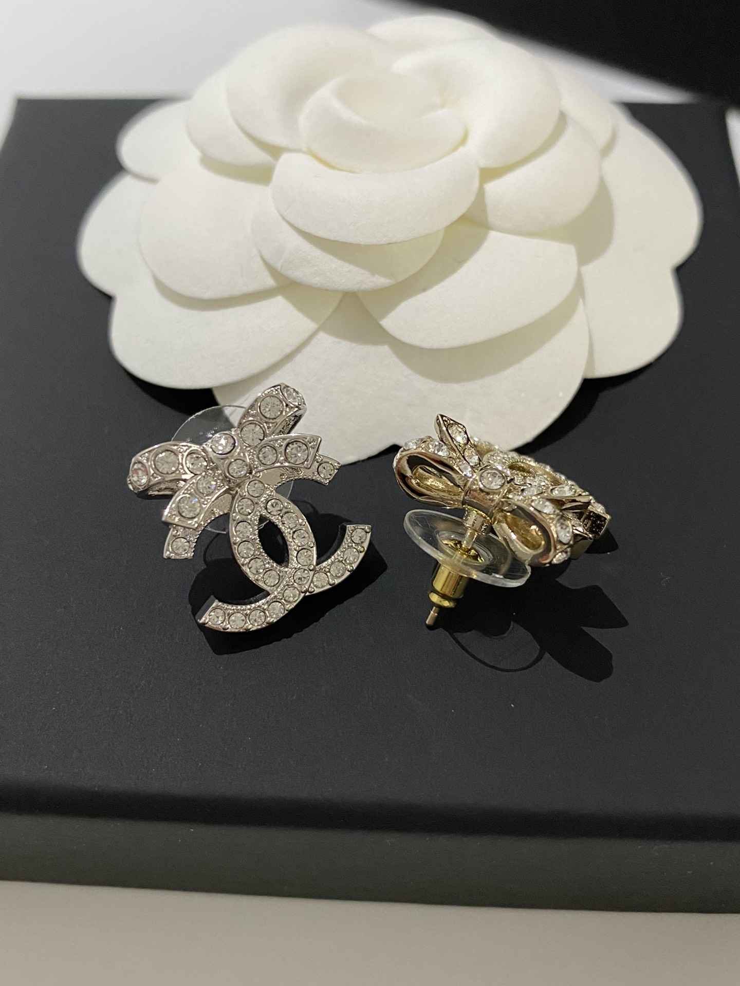 CHANEL Женские серьги с бантом CHANEL Женские серьги с бантом