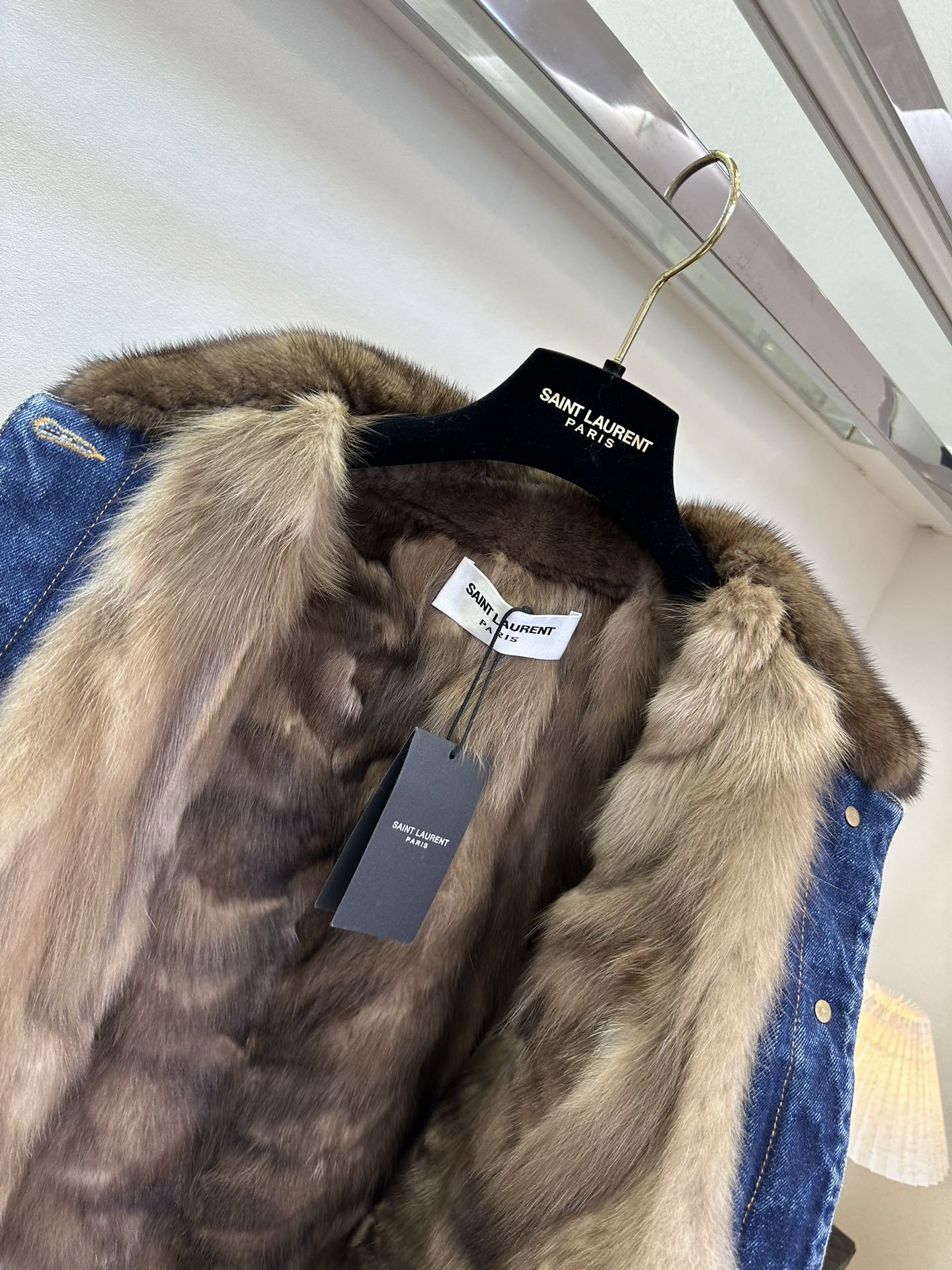 SAINT LAURENT Женская джинсовая куртка с мехом SAINT LAURENT Женская джинсовая куртка с мехом