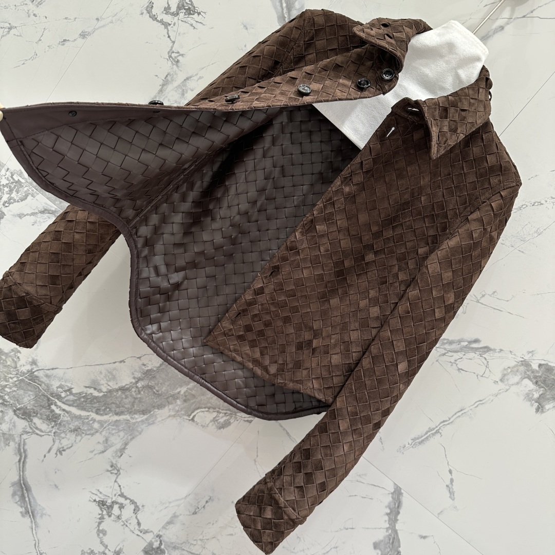 BOTTEGA VENETA Женская кожаная куртка шоколадно-коричневого цвета BOTTEGA VENETA Женская кожаная куртка шоколадно-коричневого цвета