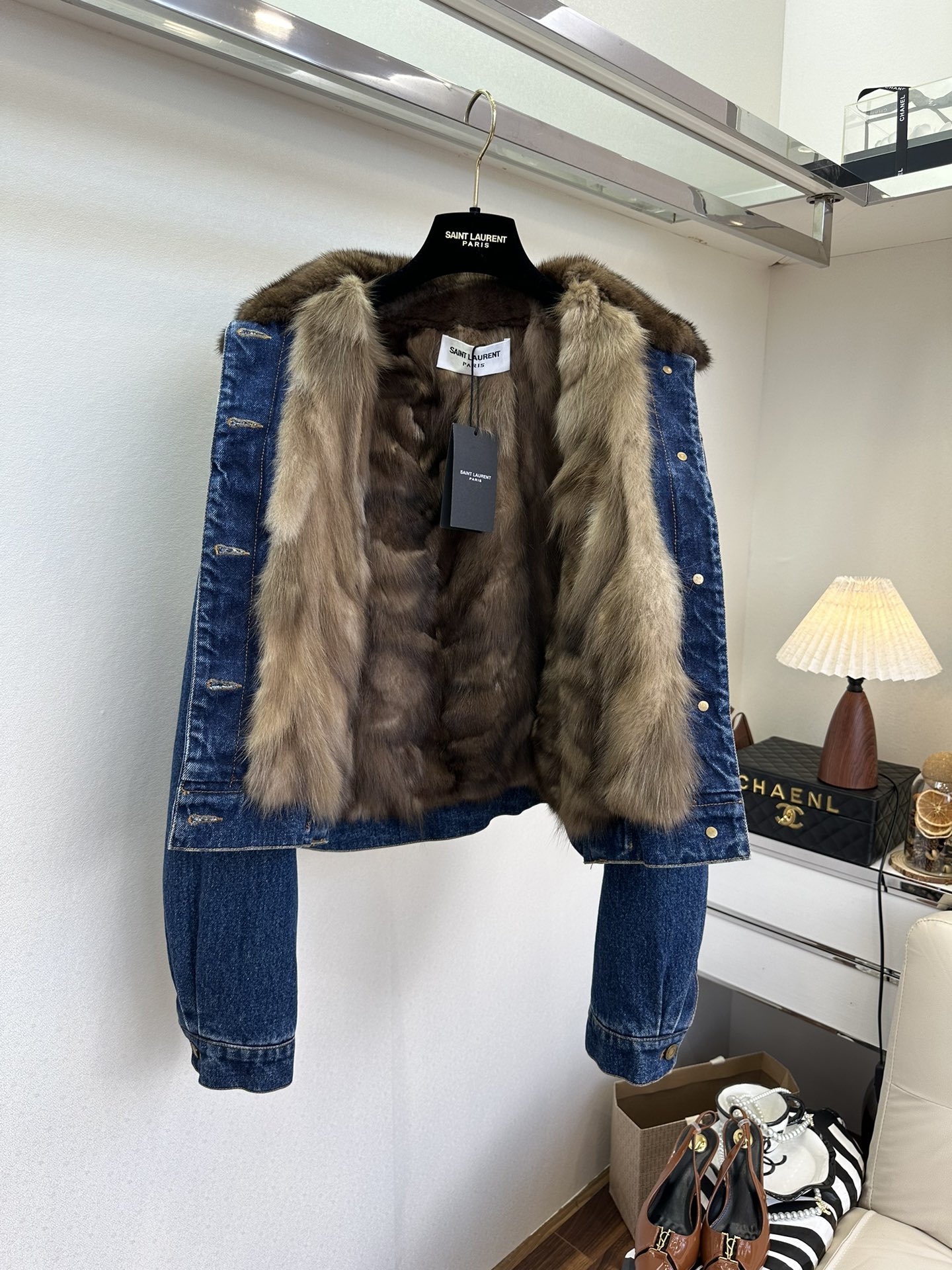 SAINT LAURENT Женская джинсовая куртка с мехом SAINT LAURENT Женская джинсовая куртка с мехом