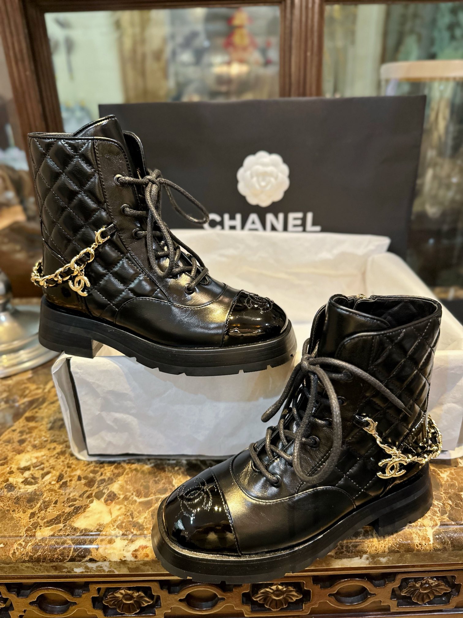 CHANEL Женские лакированные ботинки CHANEL Женские лакированные ботинки
