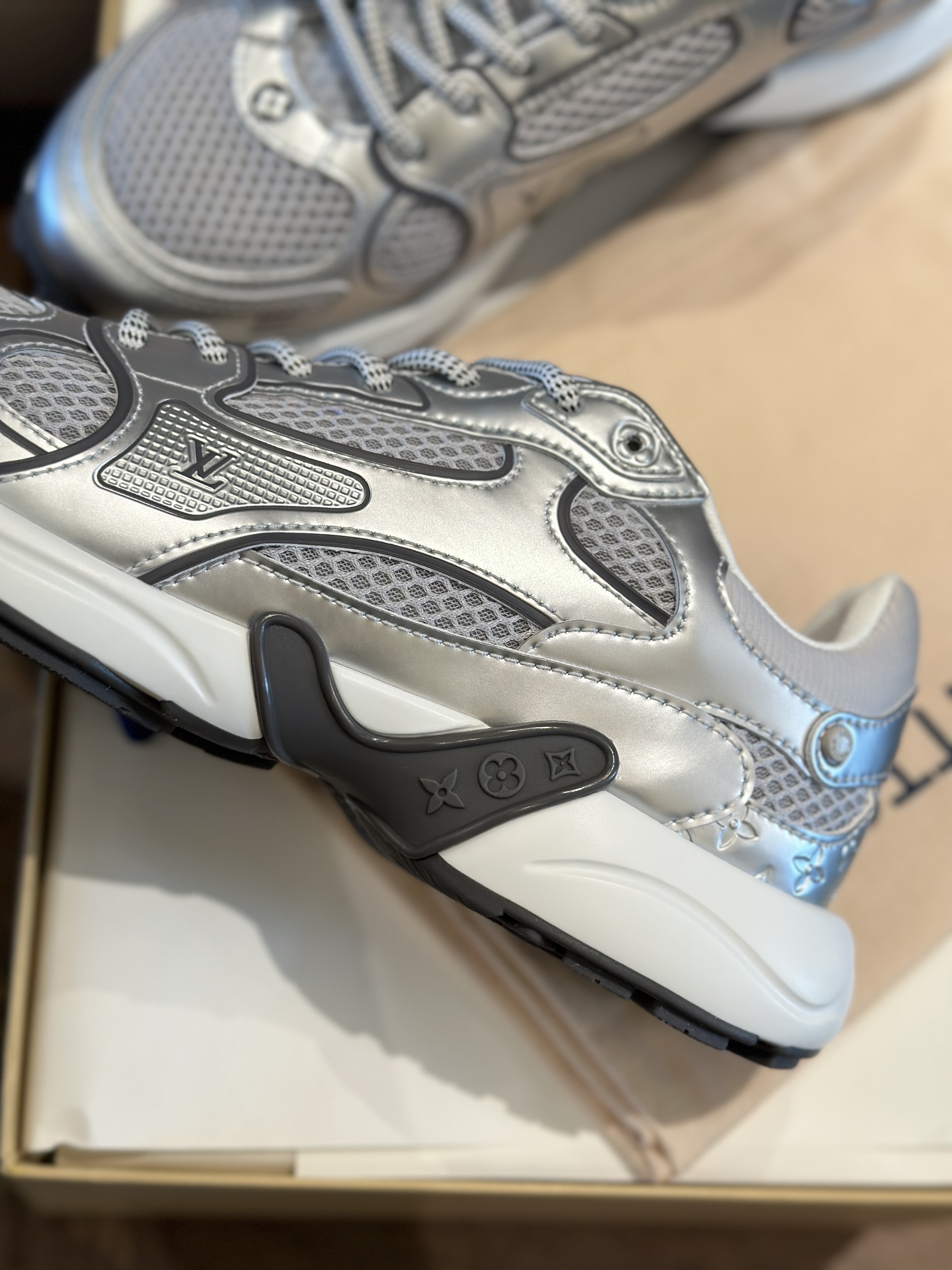 LOUIS VUITTON Женские кроссовки 