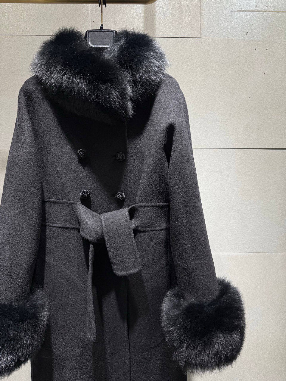 VALENTINO Женское пальто с меховым воротником и манжетами VALENTINO Женское пальто с меховым воротником и манжетами