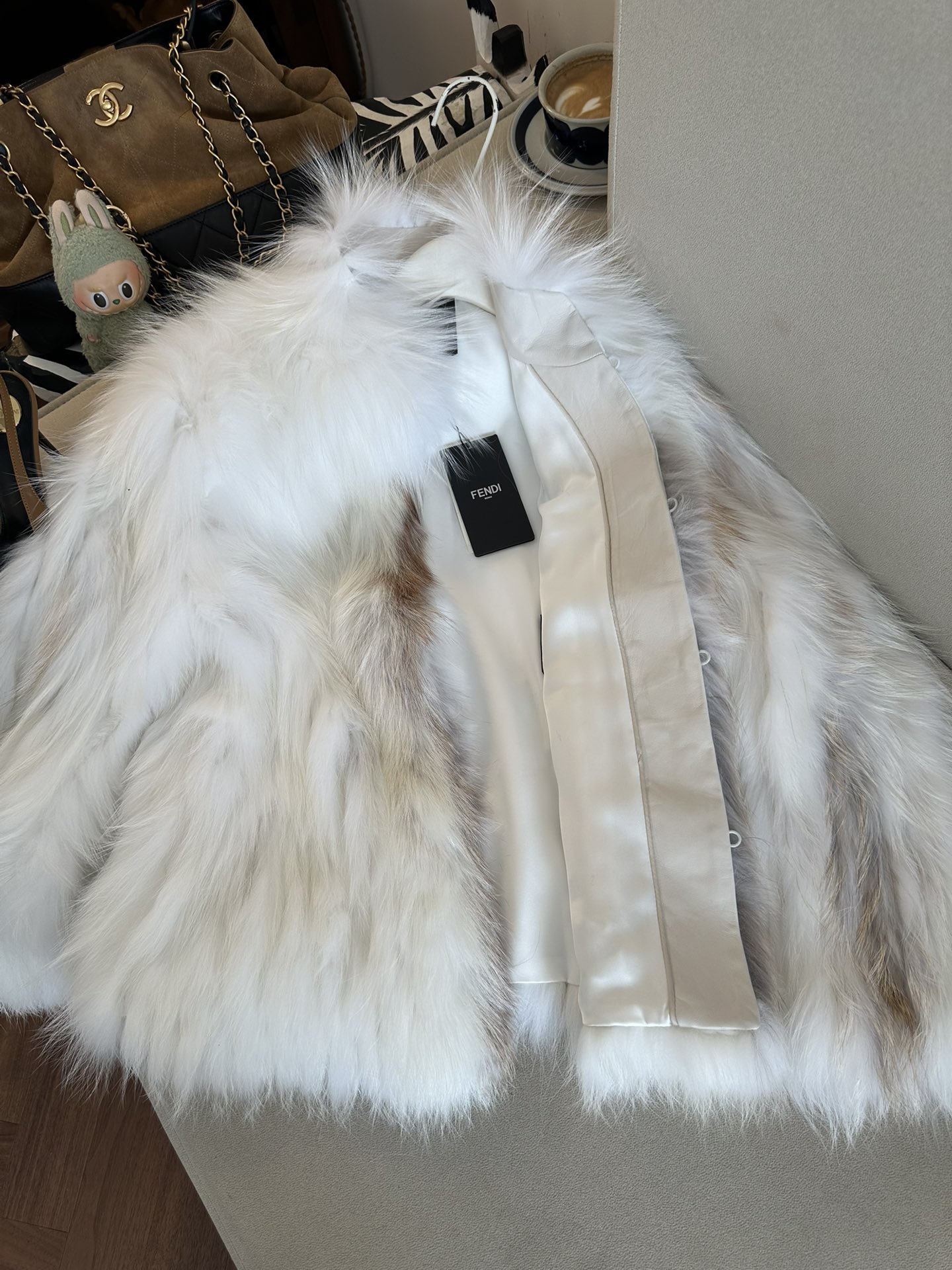 FENDI Женская шуба из меха лисы FENDI Женская шуба из меха лисы