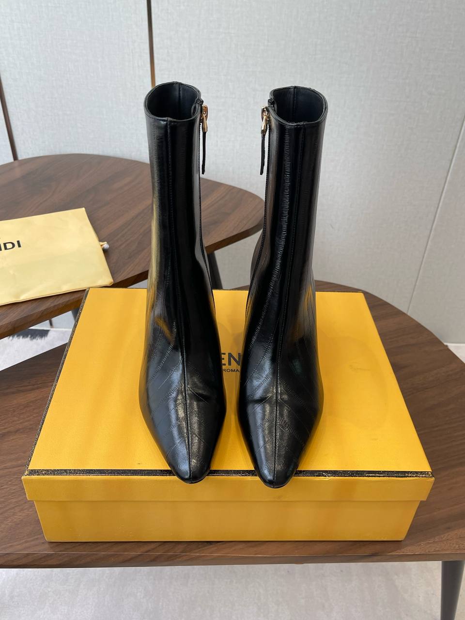 FENDI Женские ботильоны из коровьей кожи 