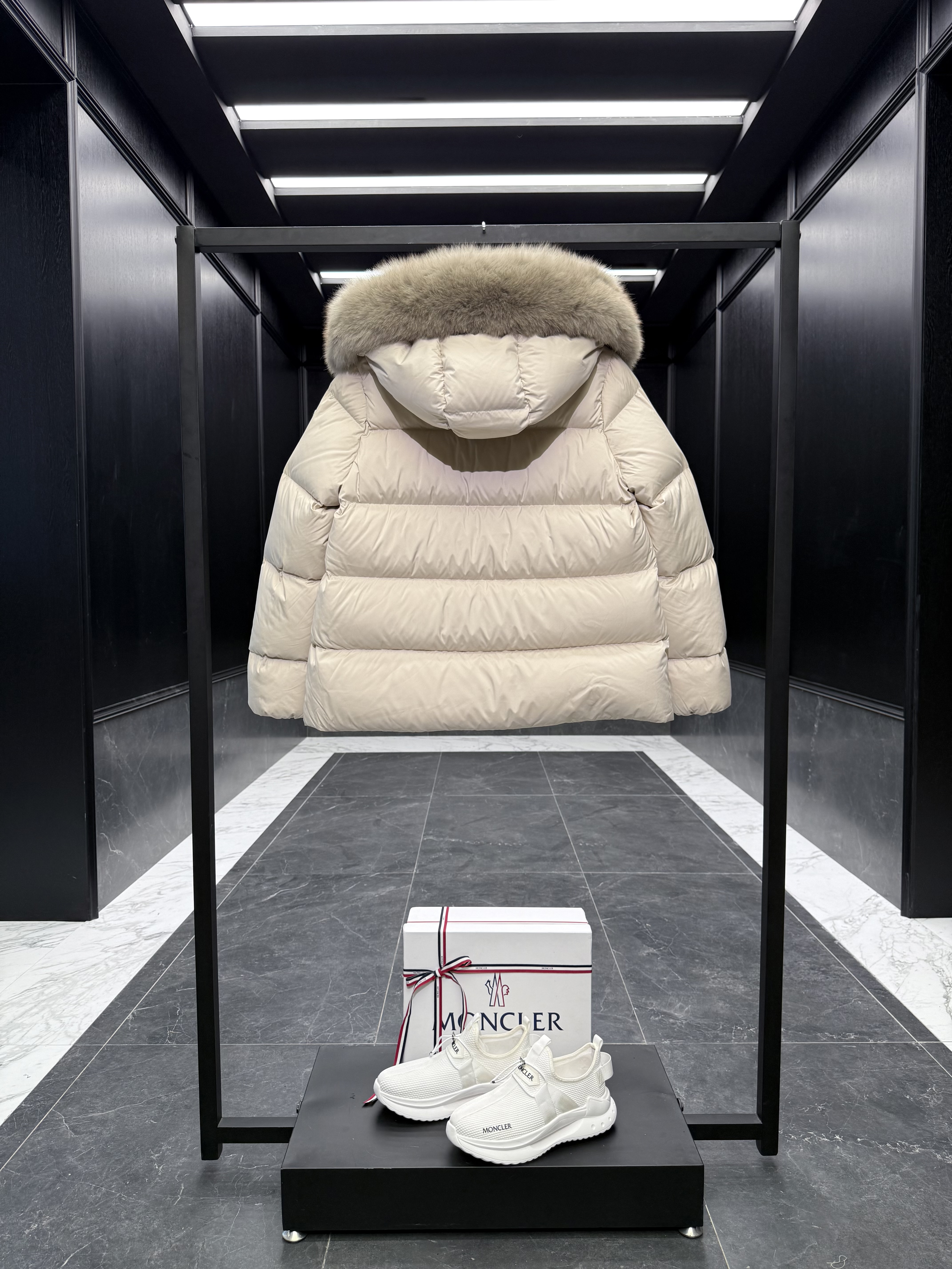 MONCLER Мужской пуховик с капюшоном Laichefur MONCLER Мужской пуховик с капюшоном Laichefur