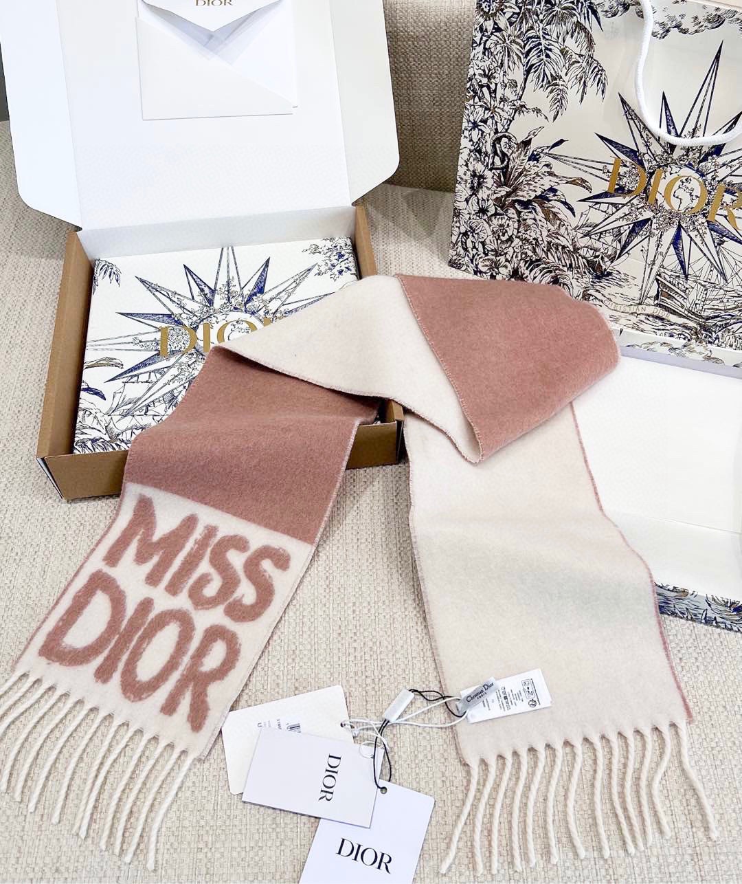 CHRISTIAN DIOR Женский шарф из кашемира CHRISTIAN DIOR Женский шарф из кашемира