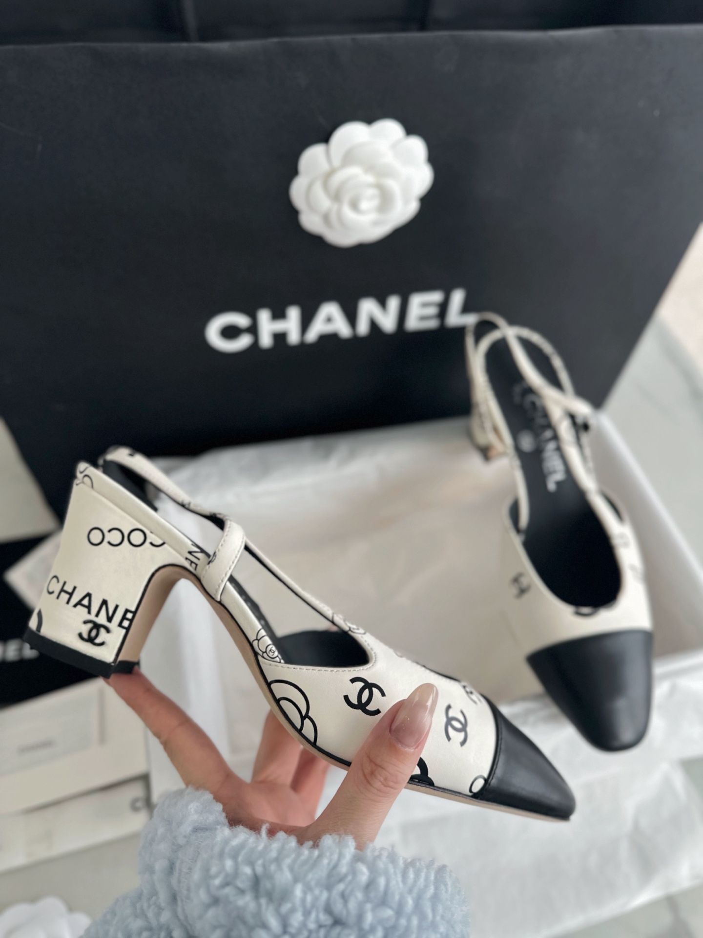 CHANEL Женские туфли слингбэки из кожи на каблуке CHANEL Женские туфли слингбэки из кожи на каблуке