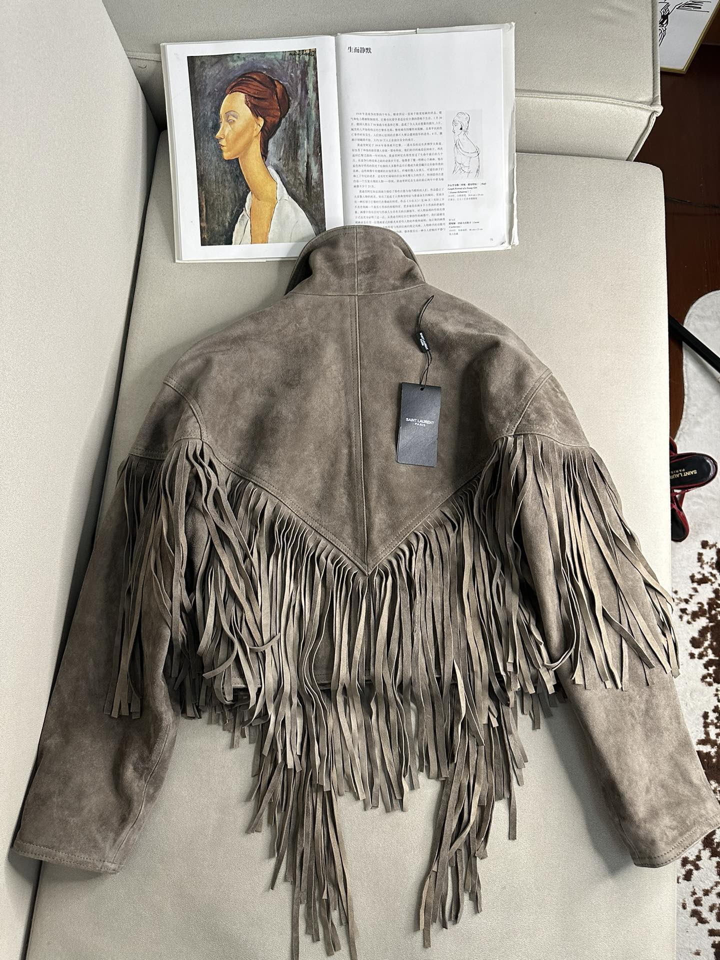 SAINT LAURENT Женская куртка из замши с бахромой