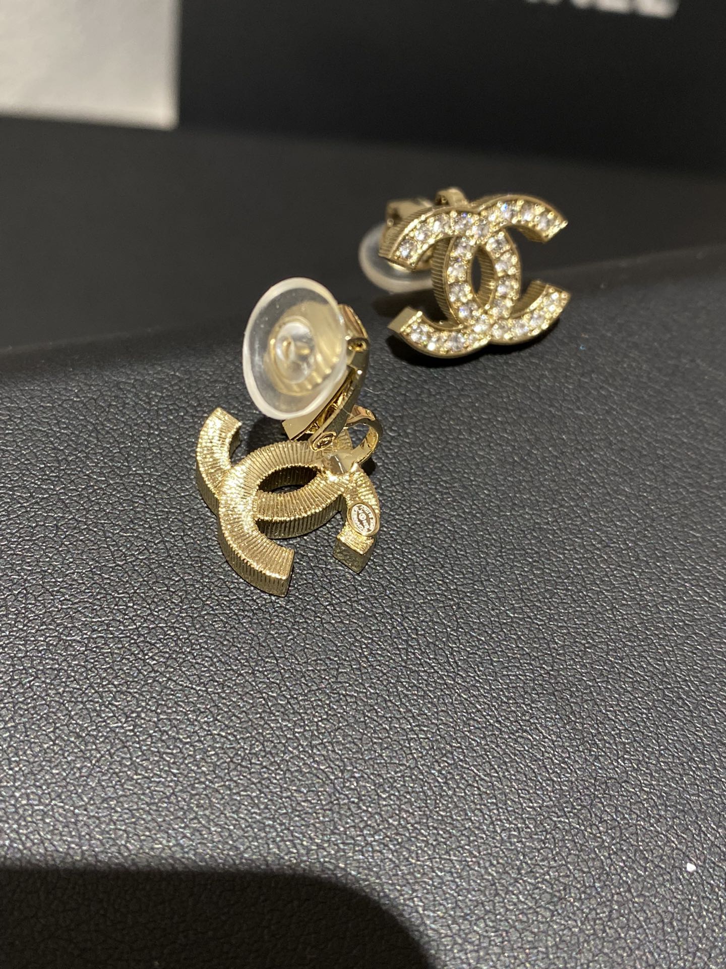 CHANEL Женские классические серьги 24K CHANEL Женские классические серьги 24K