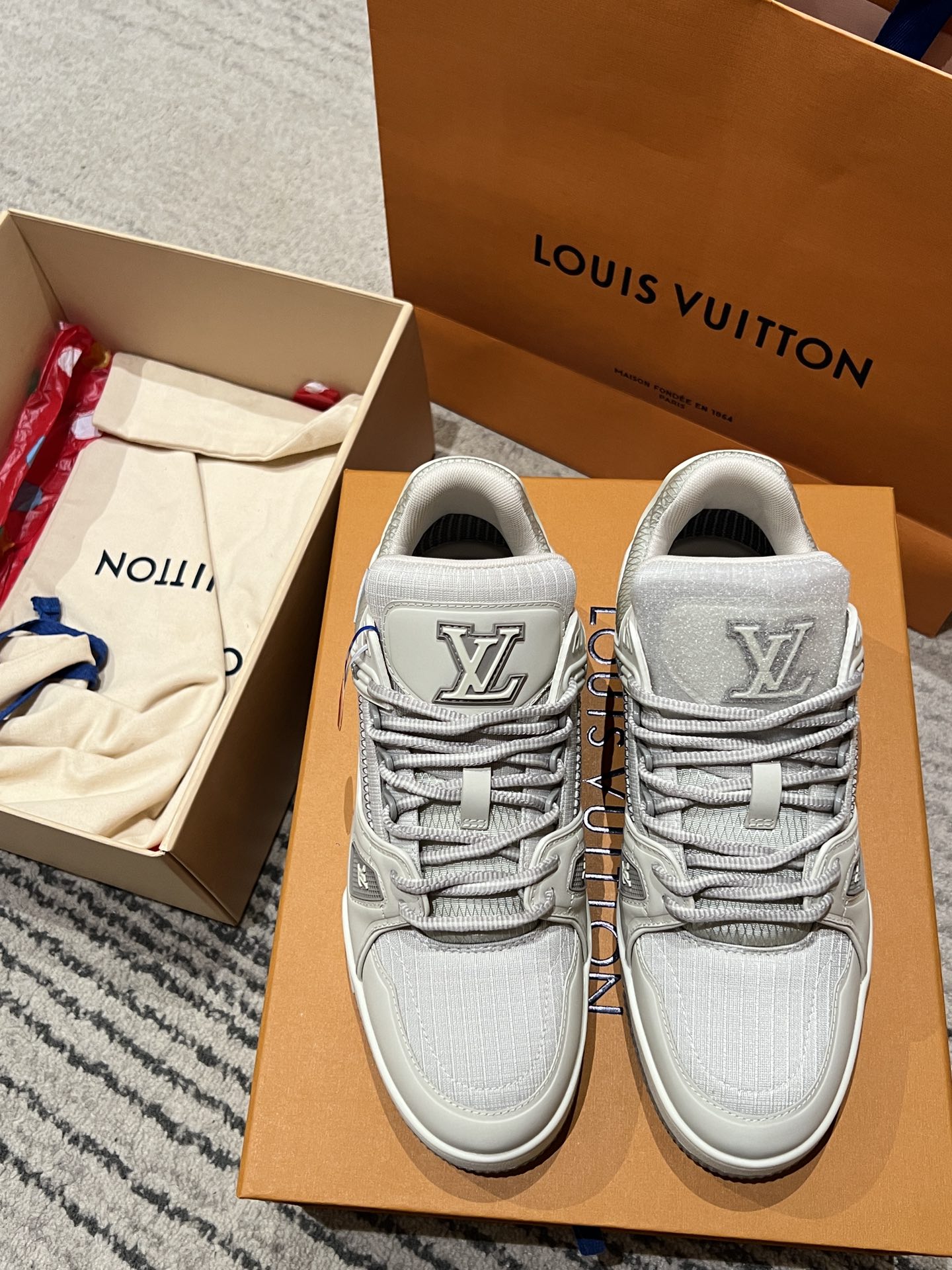 LOUIS VUITTON Кроссовки LV Trainer  LOUIS VUITTON Кроссовки LV Trainer