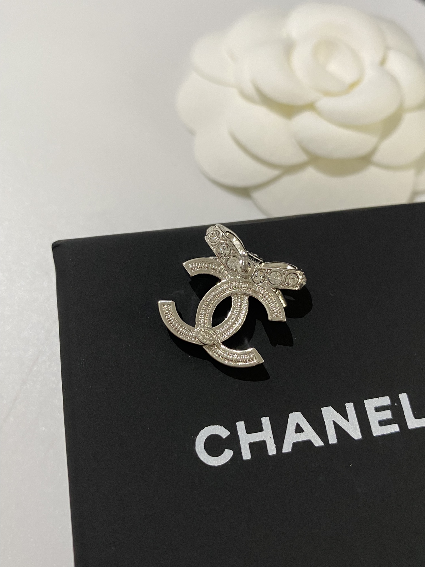 CHANEL Женские серьги с бантом CHANEL Женские серьги с бантом