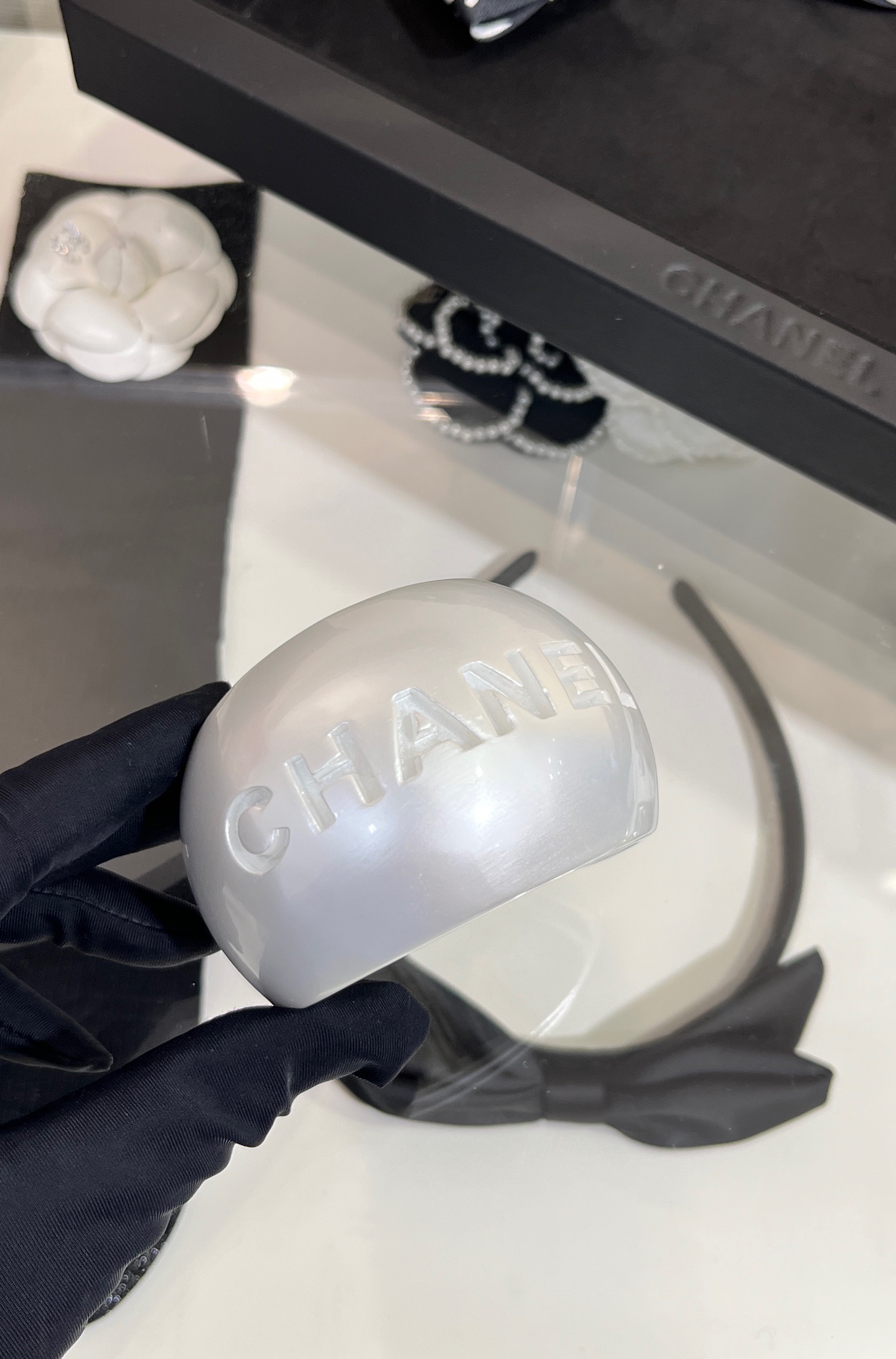 CHANEL Женский широкий браслет из жемчужно-белого акрила 25C CHANEL Женский широкий браслет из жемчужно-белого акрила 25C