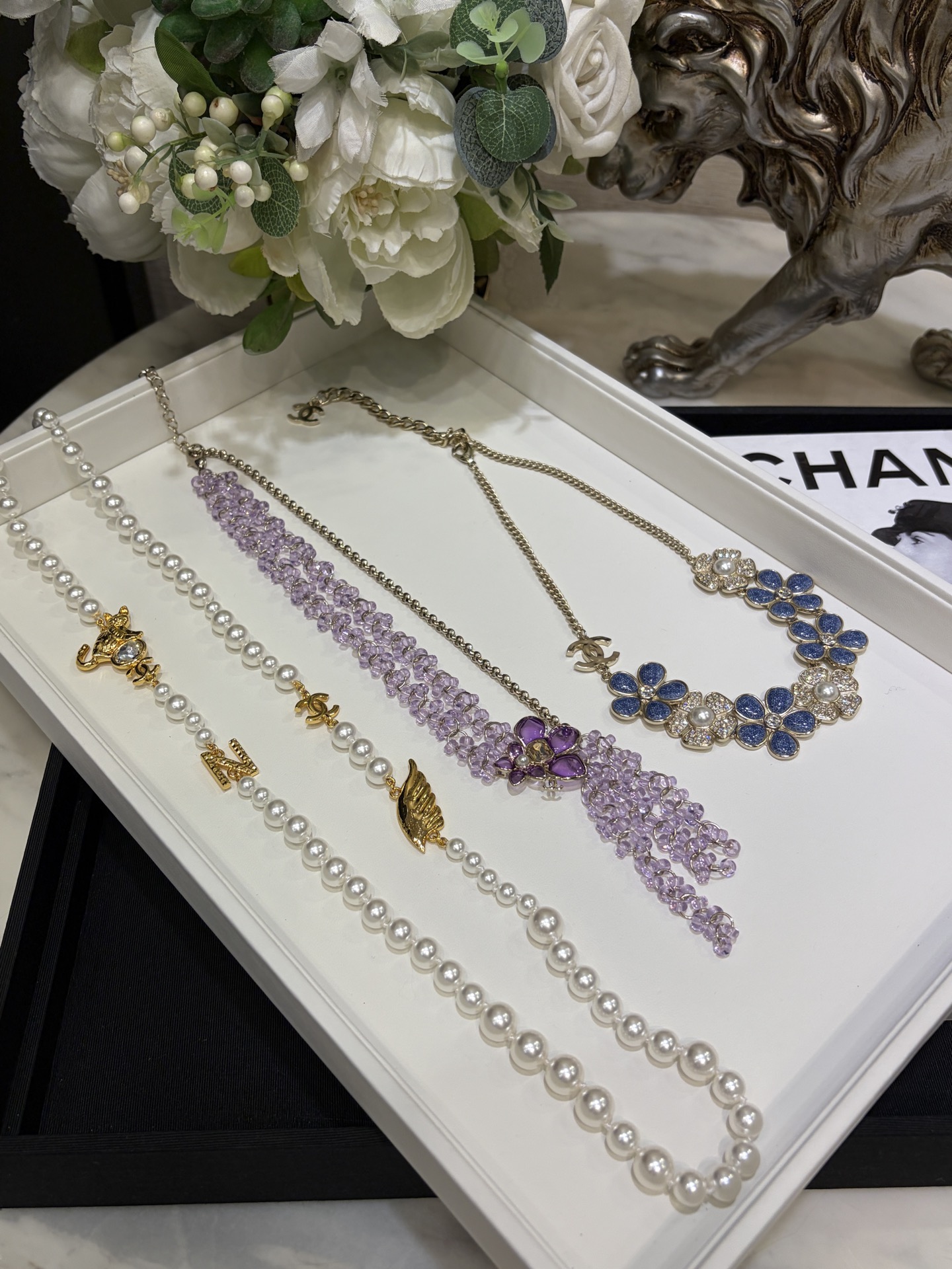 CHANEL Женское длинное жемчужное колье с золотистыми подвесками CHANEL Женское длинное жемчужное колье с золотистыми подвесками