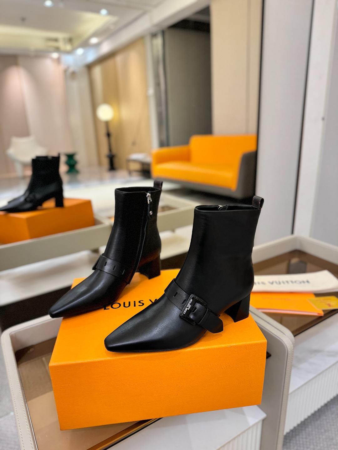 LOUIS VUITTON Женские ботильоны с острым мысом LOUIS VUITTON Женские ботильоны с острым мысом