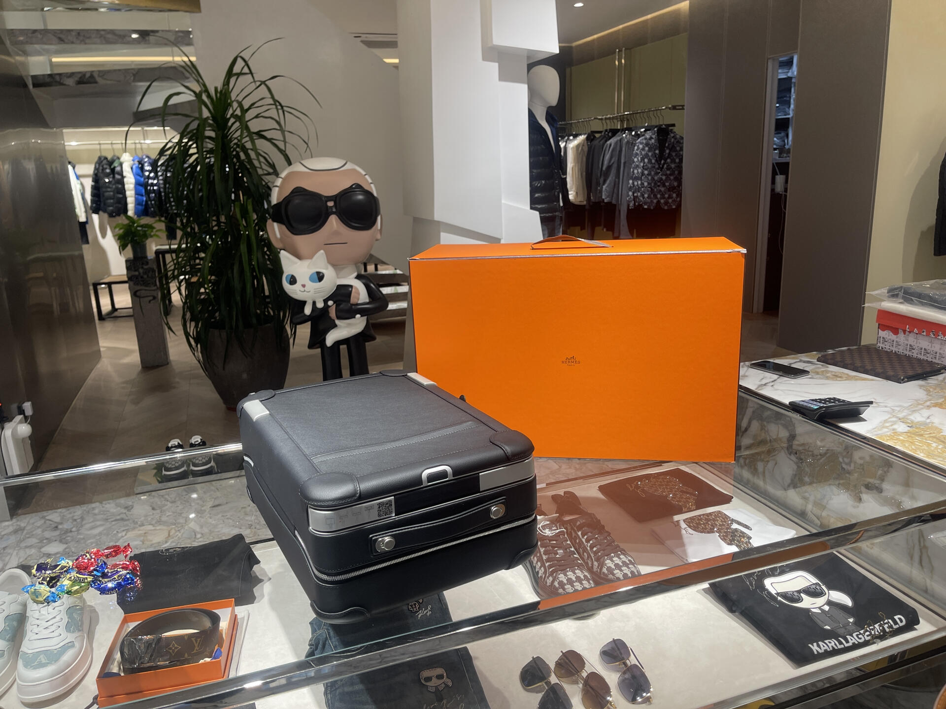 HERMES Чемодан из чёрной кожи HERMES Чемодан из чёрной кожи