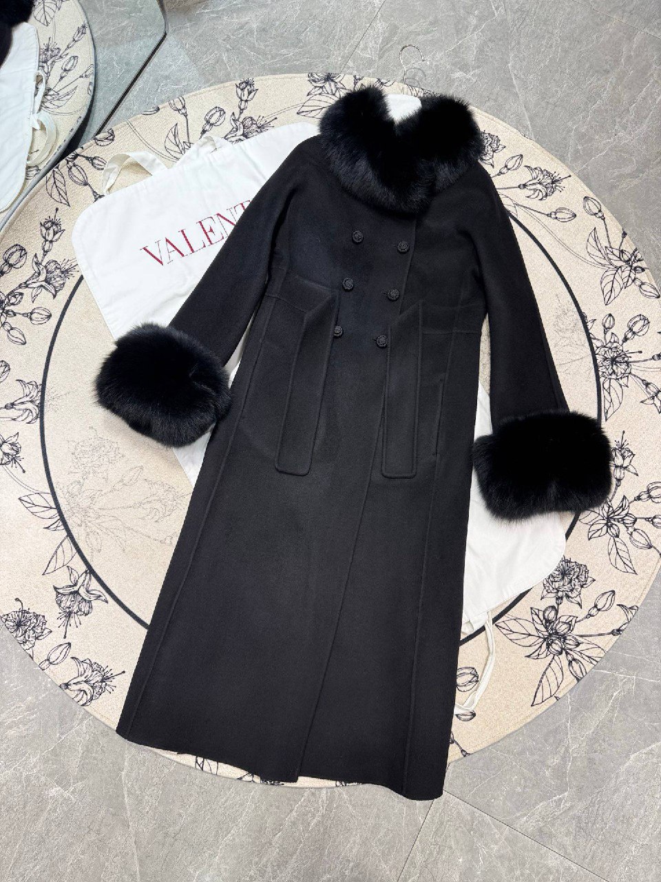 VALENTINO Женское пальто с меховым воротником и манжетами VALENTINO Женское пальто с меховым воротником и манжетами