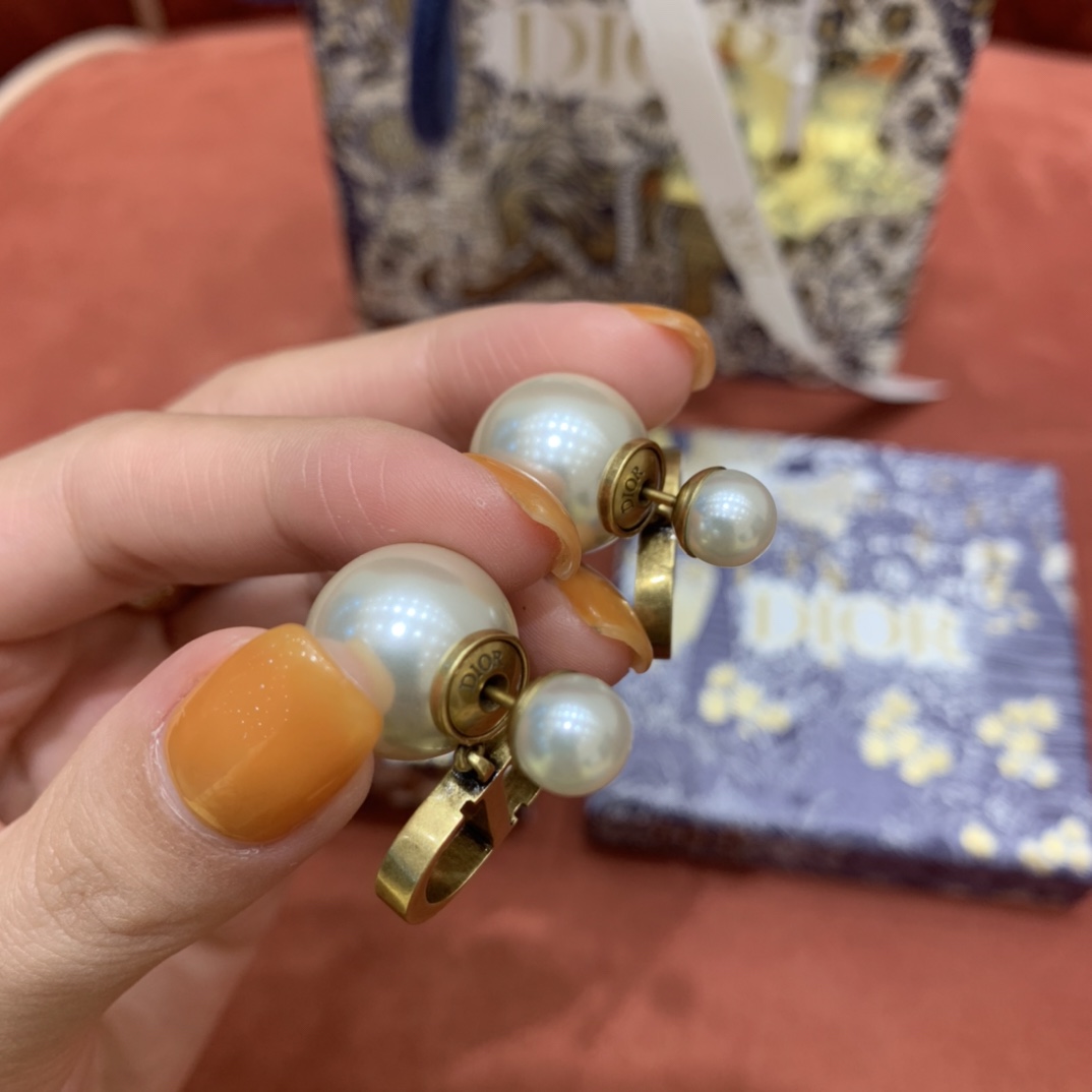 CHRISTIAN DIOR Женские серьги с жемчугом CHRISTIAN DIOR Женские серьги с жемчугом