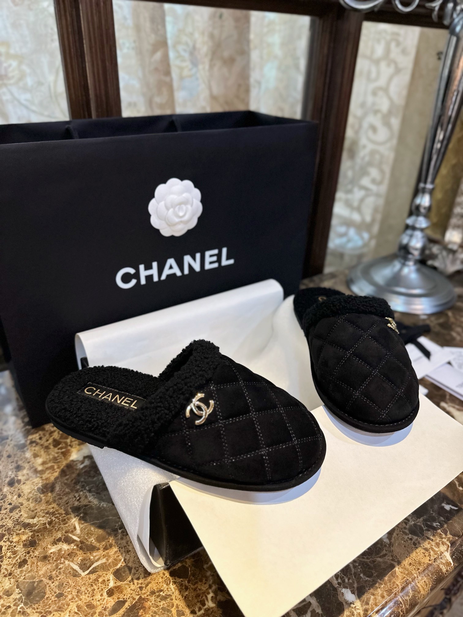 CHANEL Женские тапки из замши и шерсти ягненка