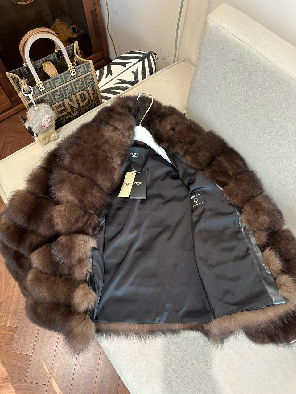 FENDI Женская шуба из меха лисы FENDI Женская шуба из меха лисы