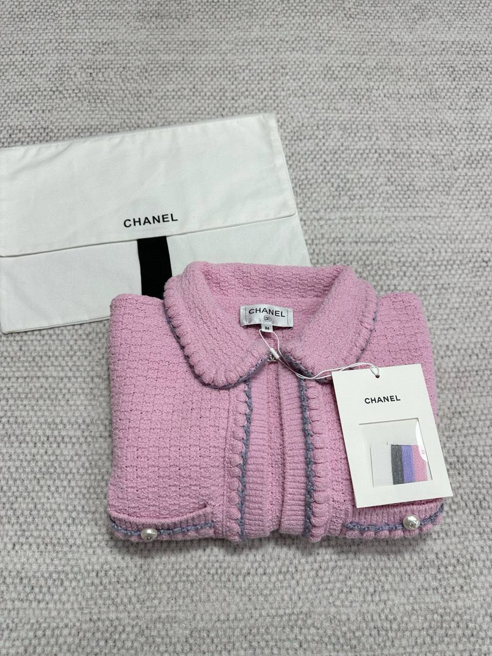 CHANEL Женский кардиган в нежно-розовом цвете CHANEL Женский кардиган в нежно-розовом цвете