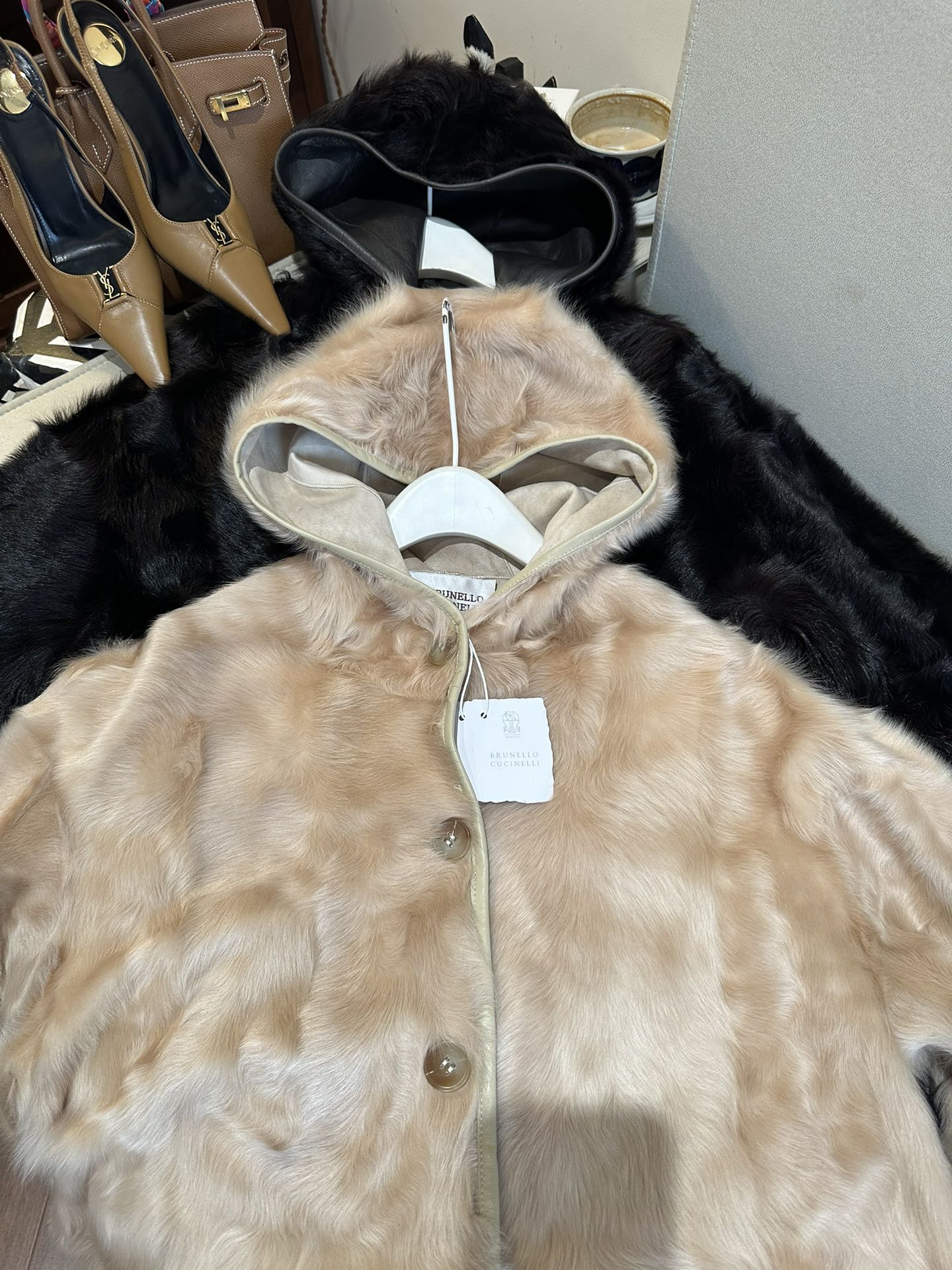 BRUNELLO CUCINELLI Женская замшевая дублёнка с мехом лисы BRUNELLO CUCINELLI Женская замшевая дублёнка с мехом лисы