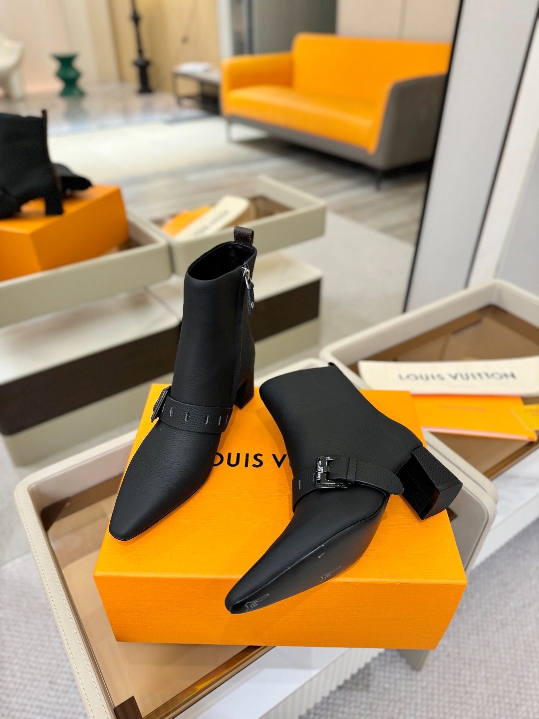 LOUIS VUITTON Женские ботильоны с острым мысом