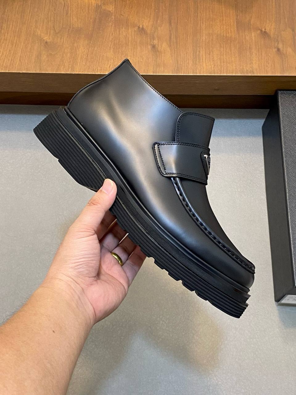 PRADA Мужские ботинки из коровьей кожи  PRADA Мужские ботинки из коровьей кожи