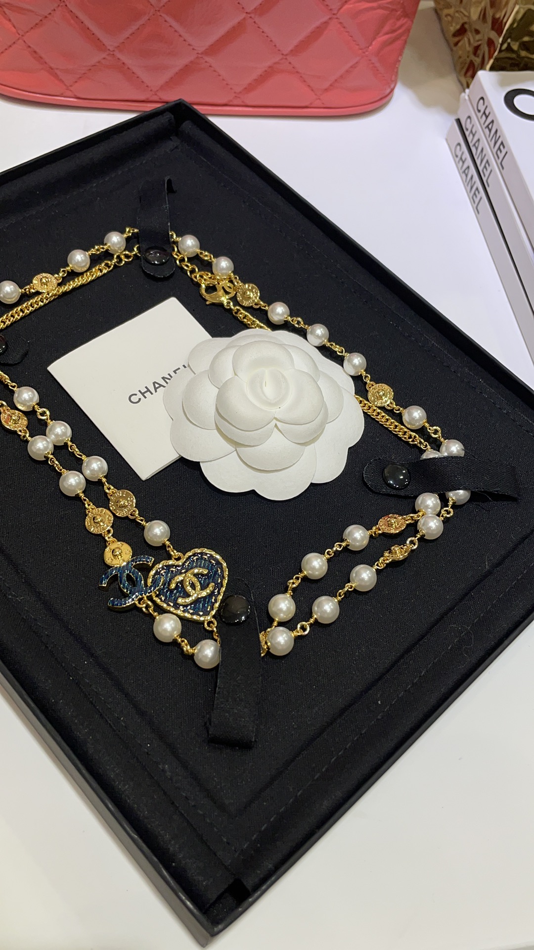 CHANEL Женское колье с сердцем CHANEL Женское колье с сердцем