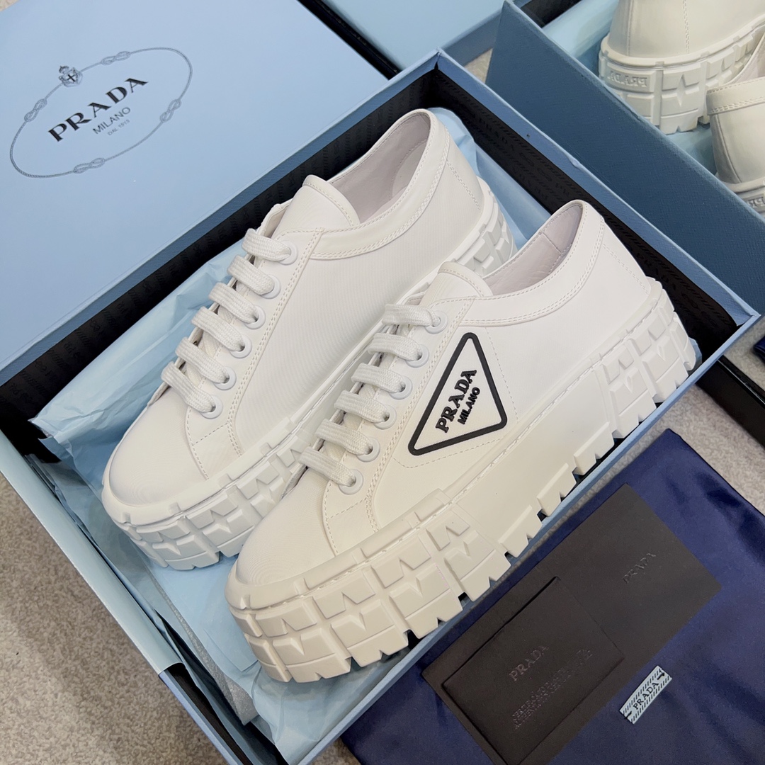 PRADA Женские кеды из текстиля на массивной подошве PRADA Женские кеды из текстиля на массивной подошве